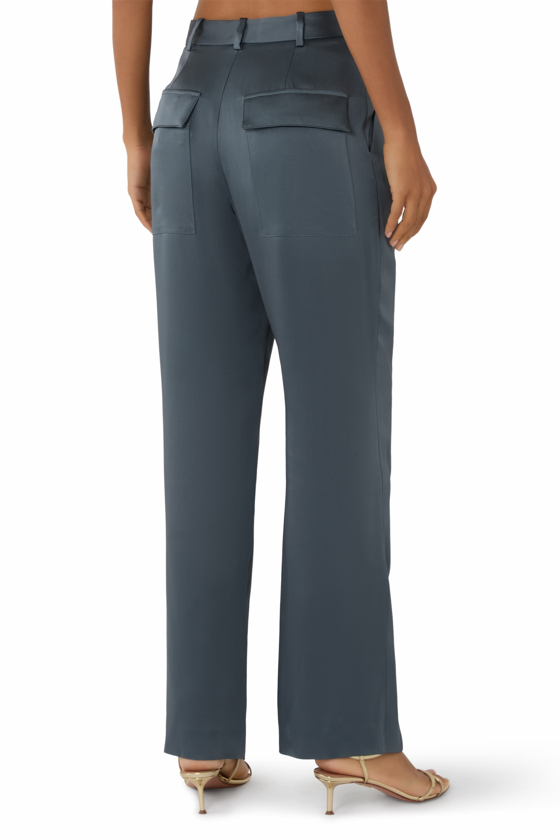 بنطال بقصة تضيق نحو الأسفل بطيات ستان