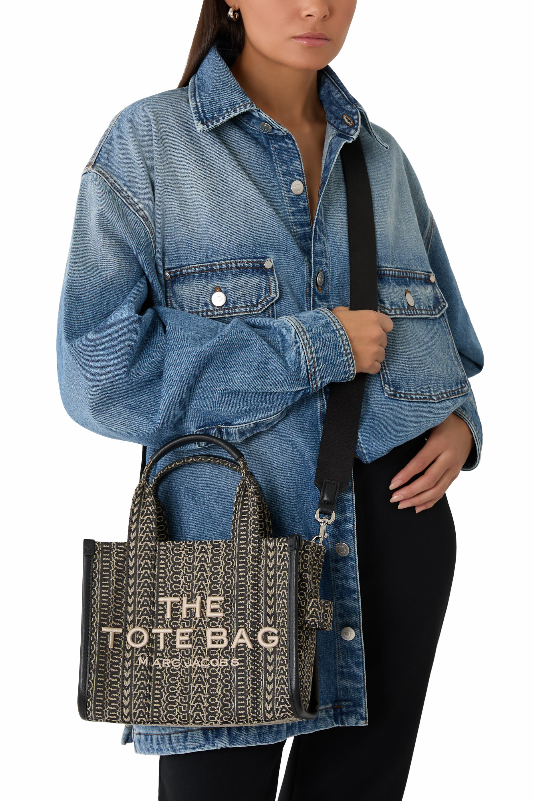 حقيبة يد صغيرة بحروف شعار الماركة جاكار