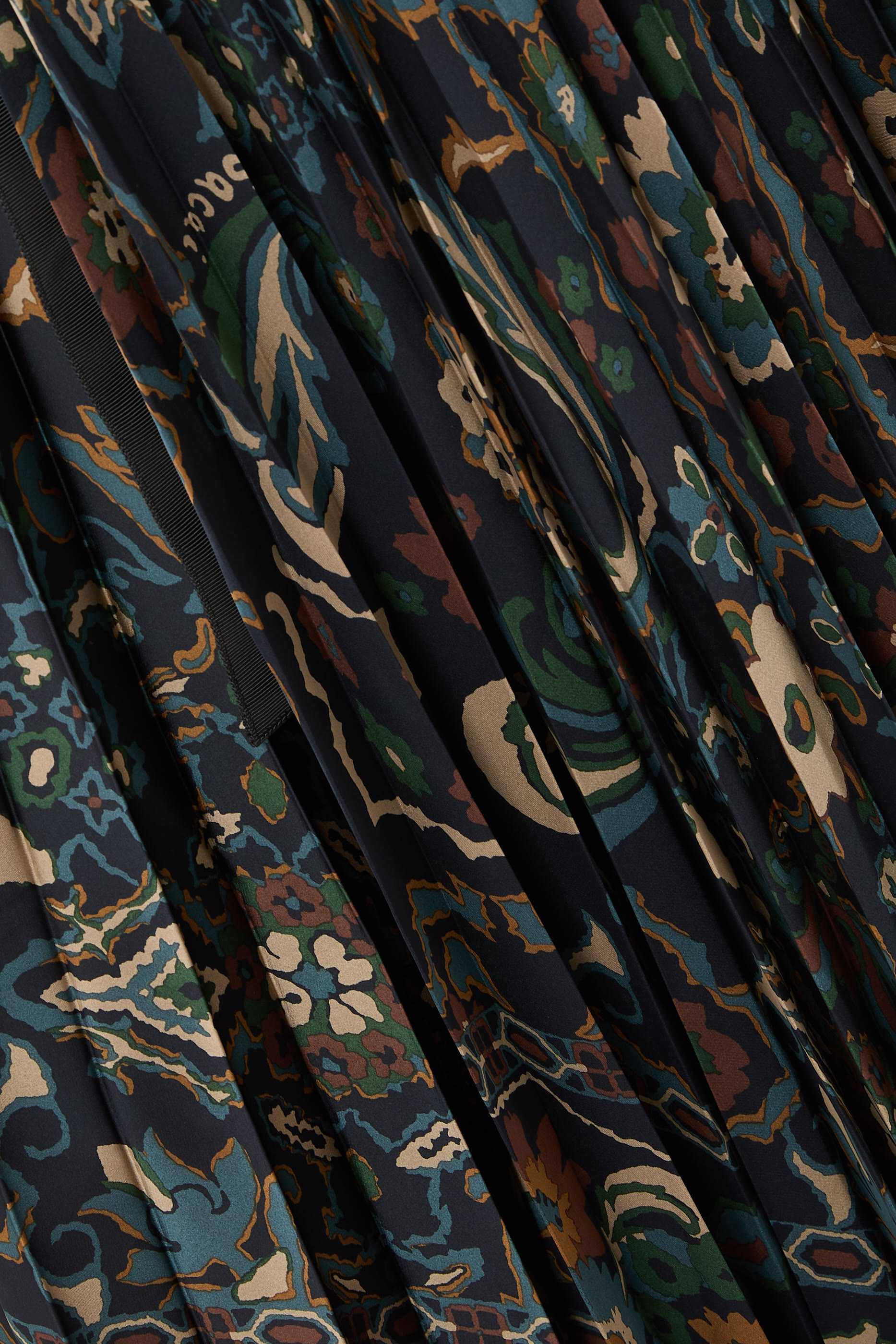 تنورة بنقشة أزهار