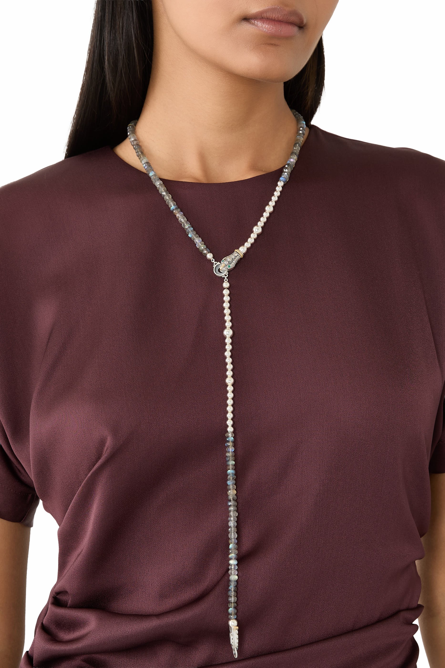 قلادة بتصميم ثعبان مزينة بخرز مرصعة بعقيق أخضر، لابرادوريت وماس، فضة إسترلينية وذهب أصفر عيار 18