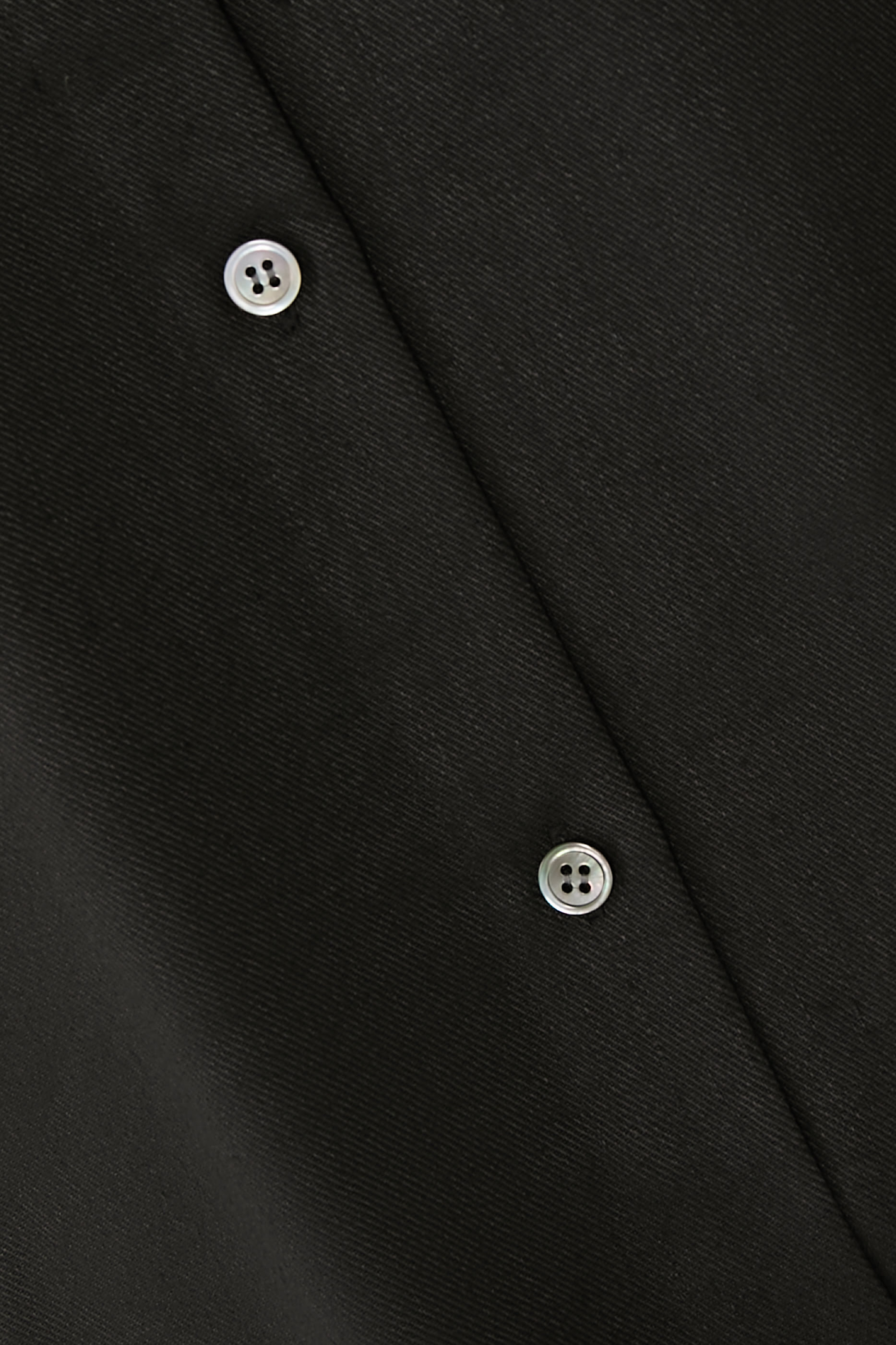 قميص بتصميم غير متماثل وبلا أكمام 