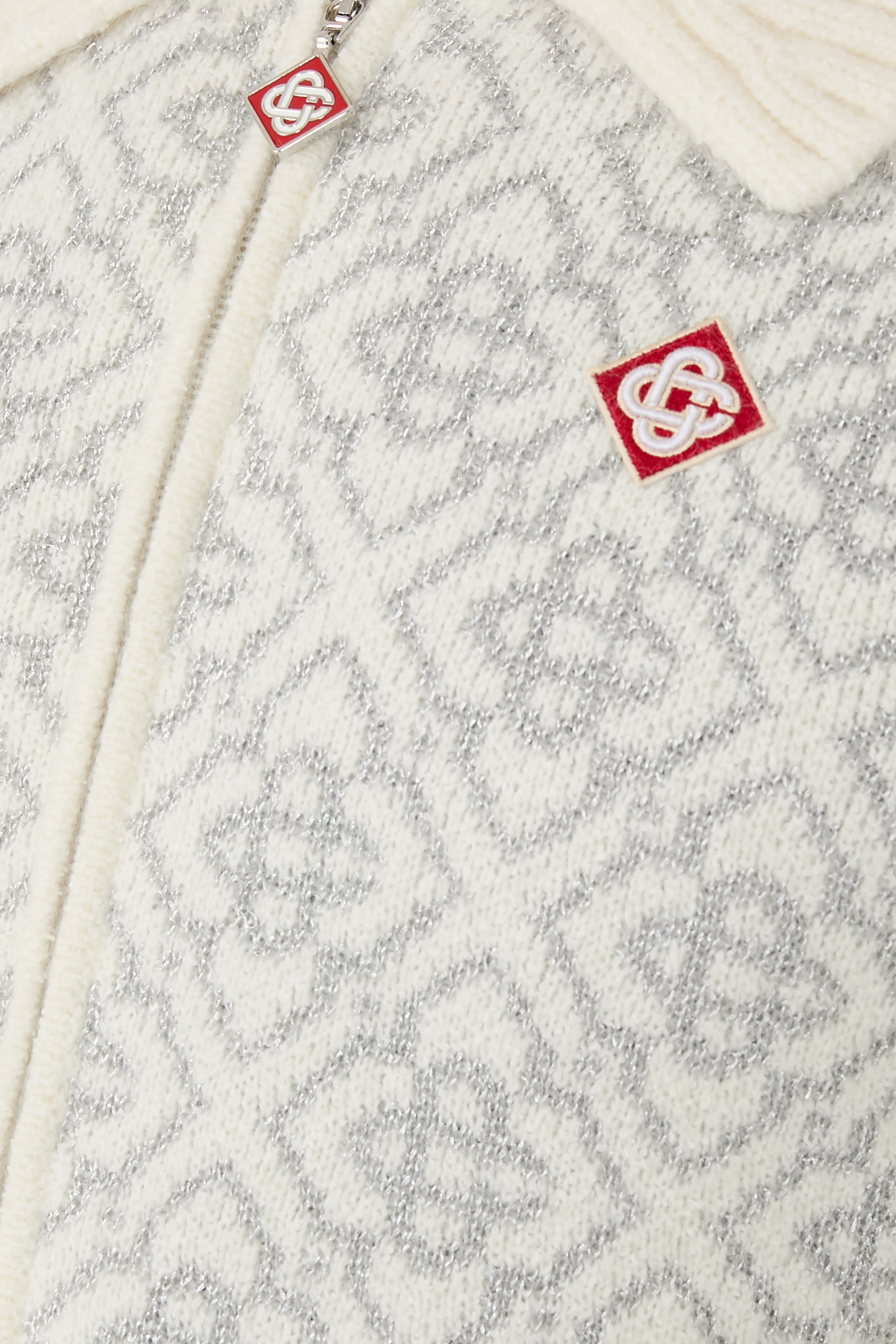 كنزة بسحاب ونقشة حرف شعار الماركة