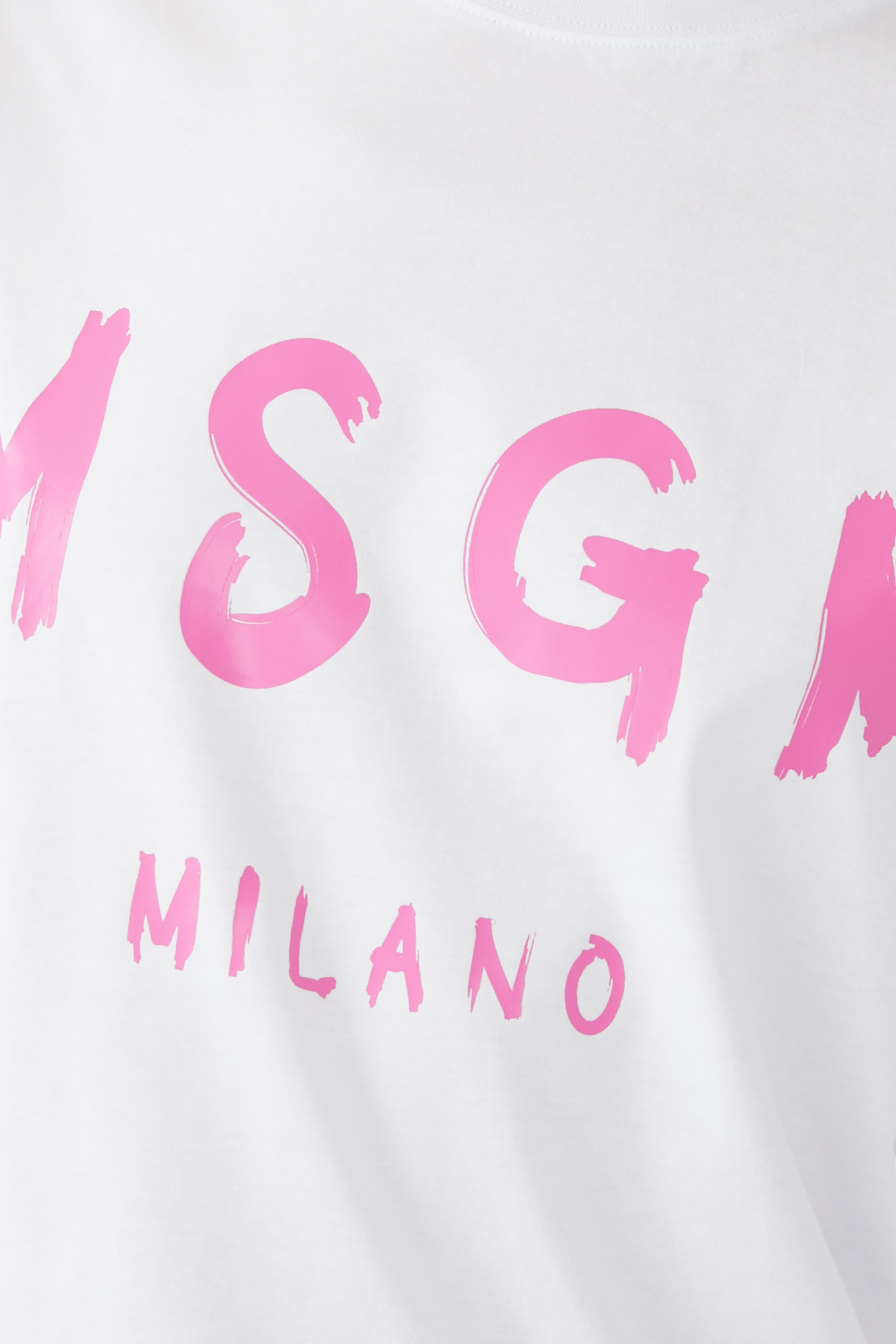 تيشيرت بشعار الماركة بطلاء بخاخ