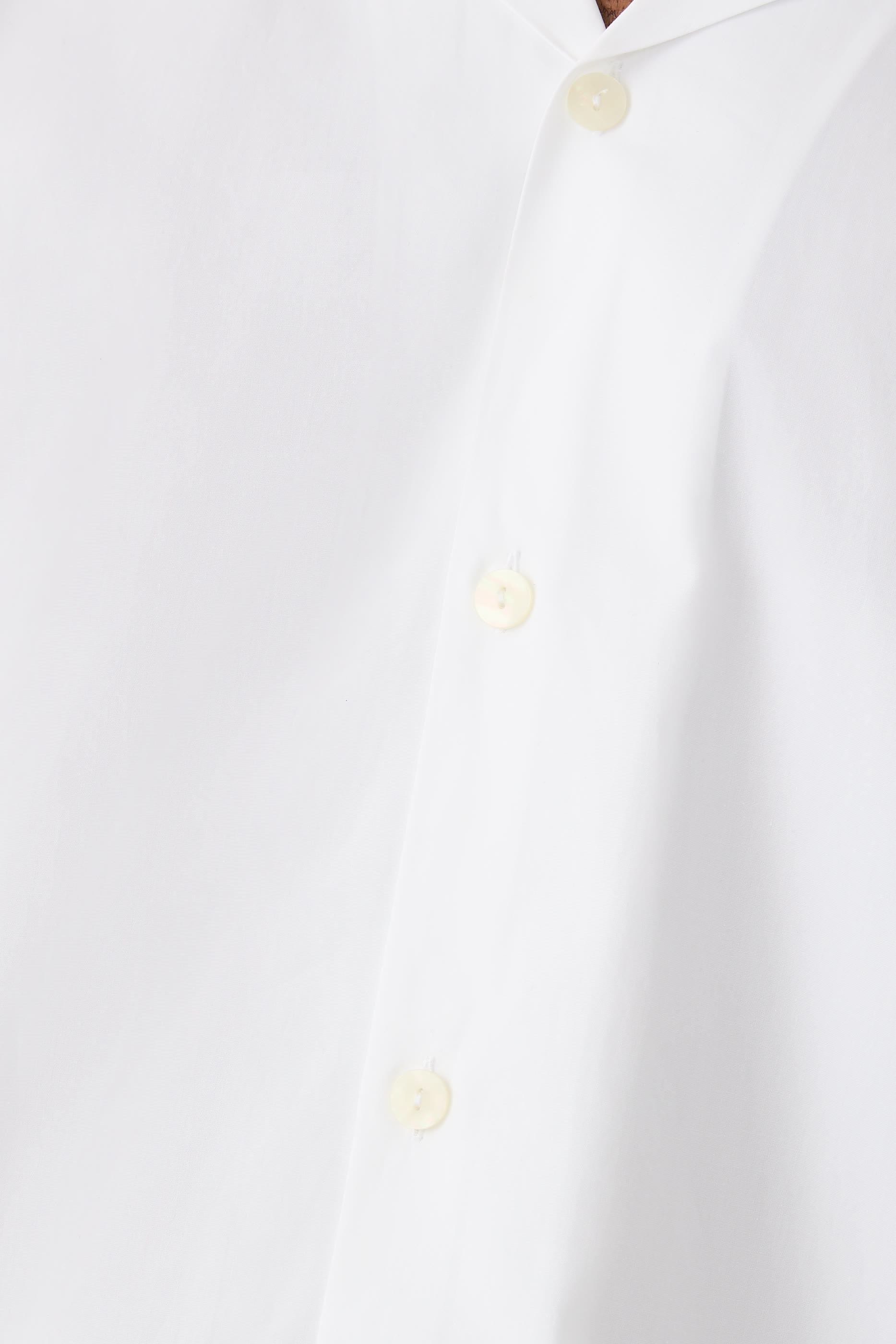 قميص بأكمام قصيرة، قصة فضفاضة وياقة مطوية 