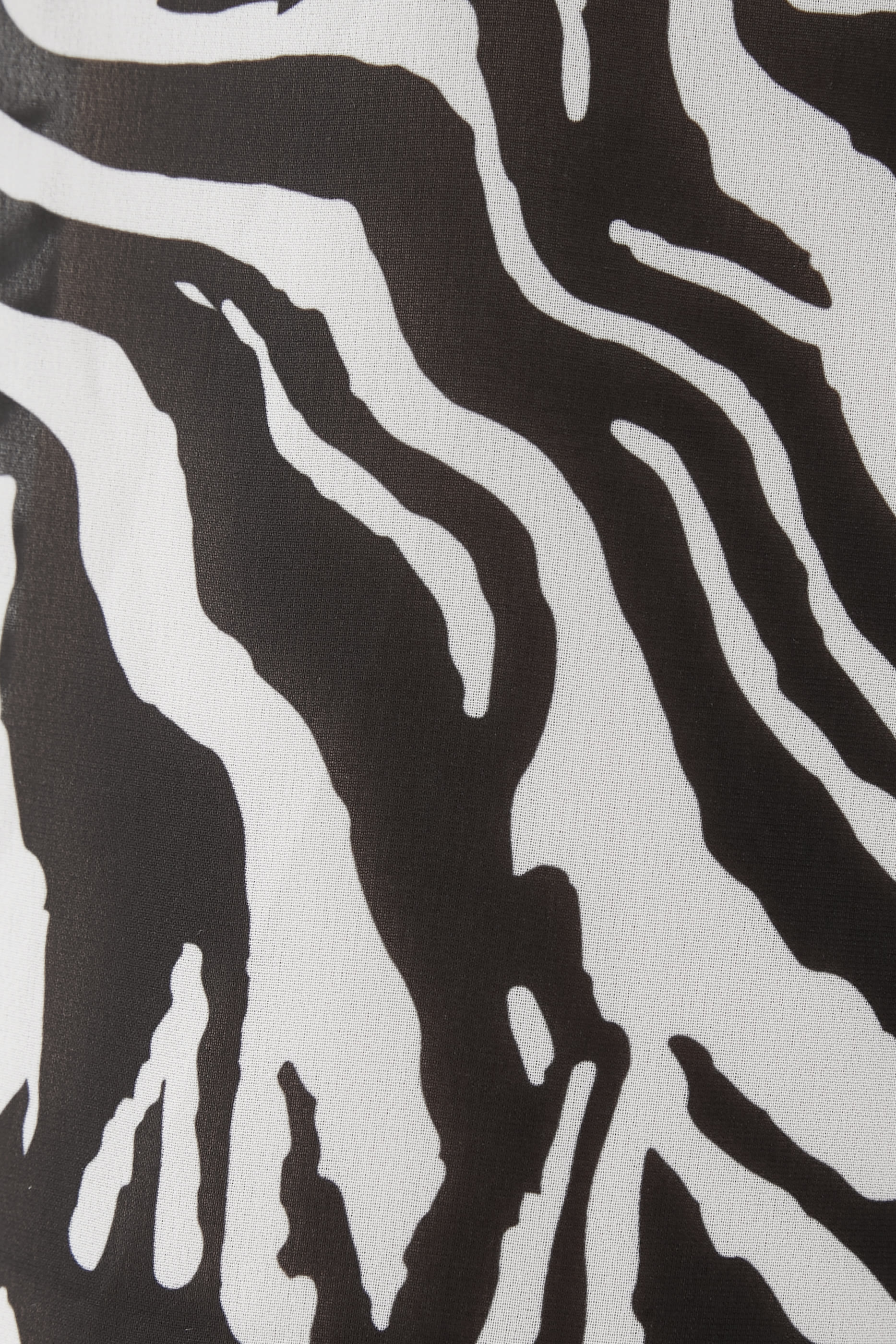 بنطال خفيف بقصة مستقيمة ونقشة زيبرا