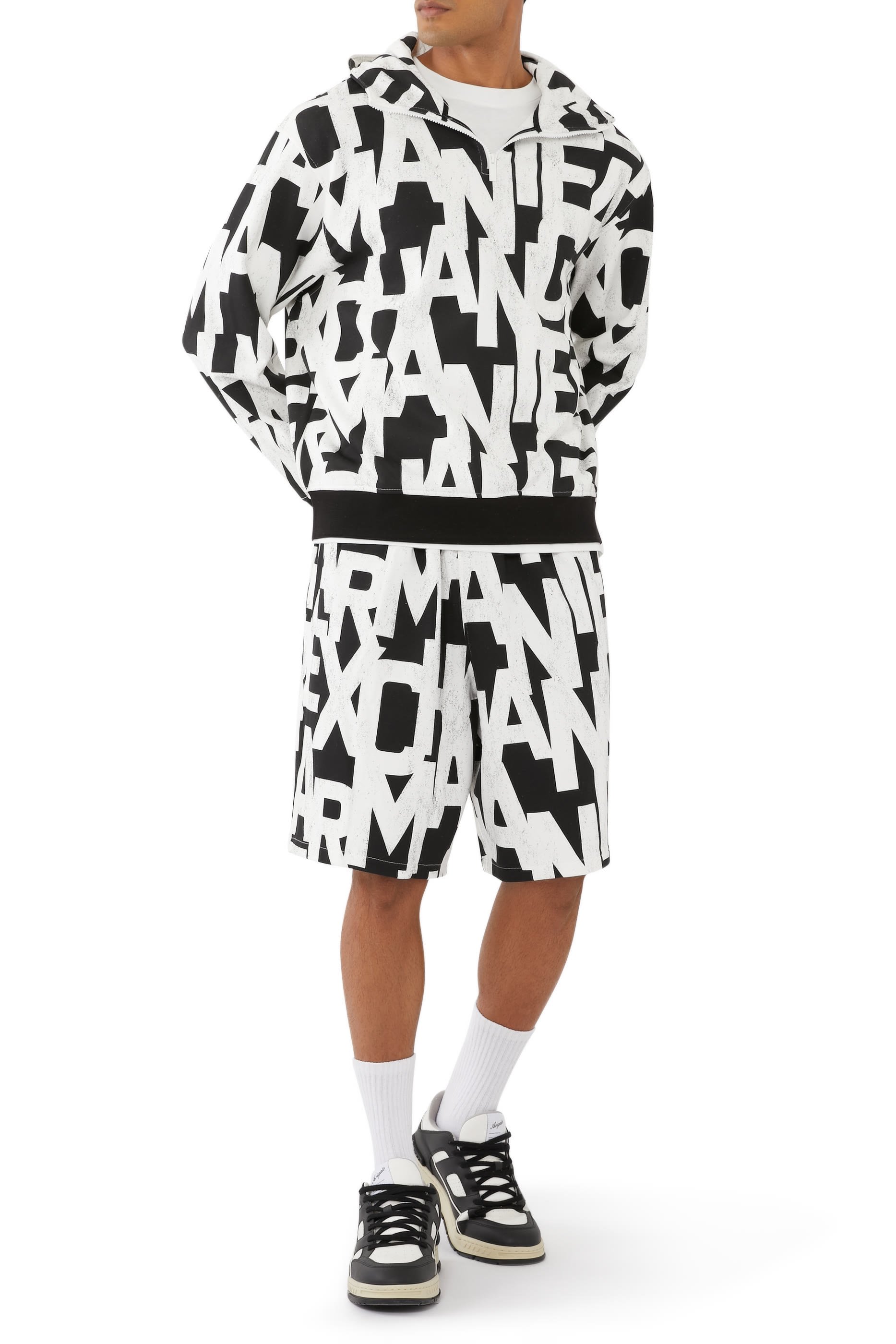 شورت بنقشة شعار الماركة بالكامل