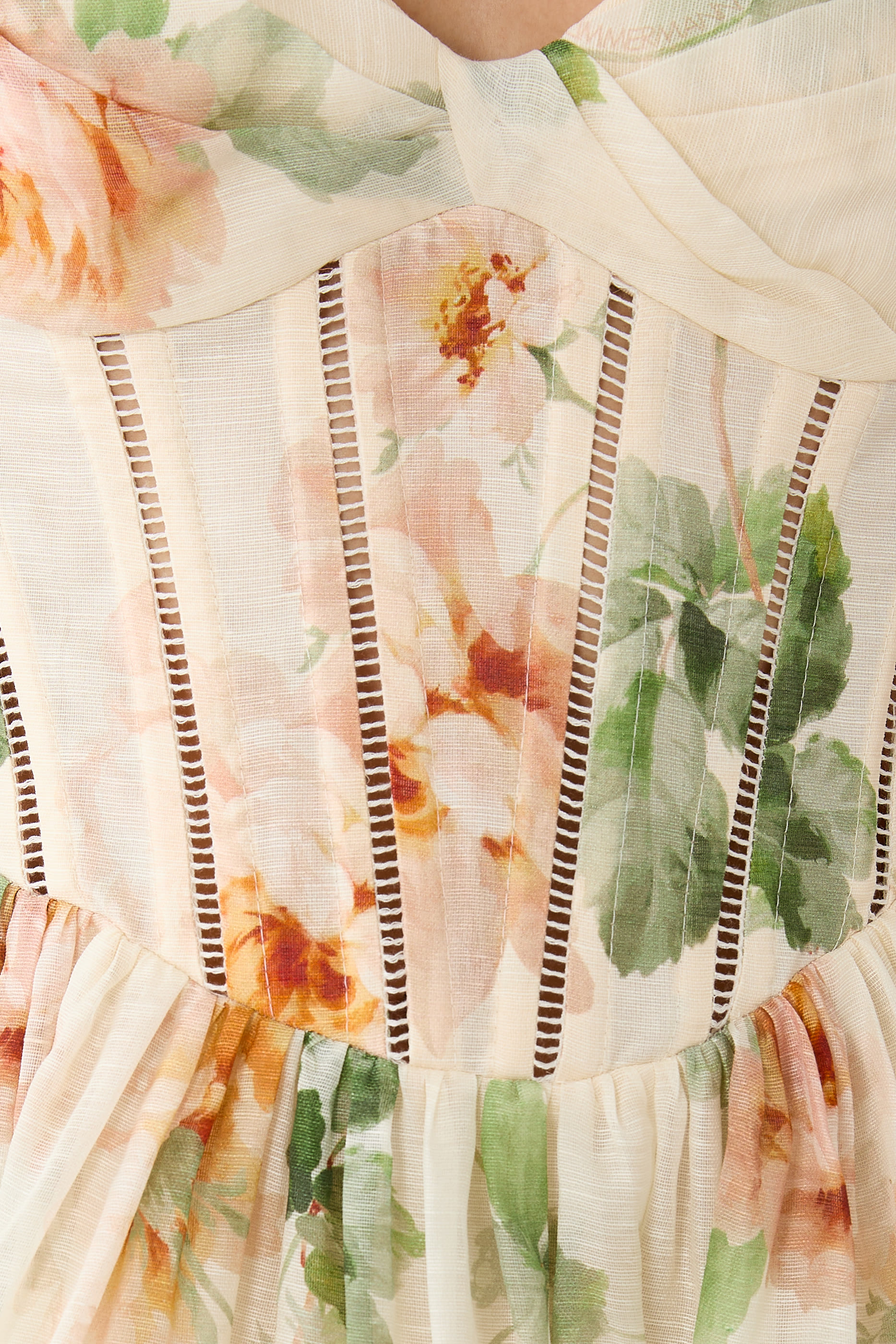 فستان كاروسيل قصير بصدرية بتصميم مشد