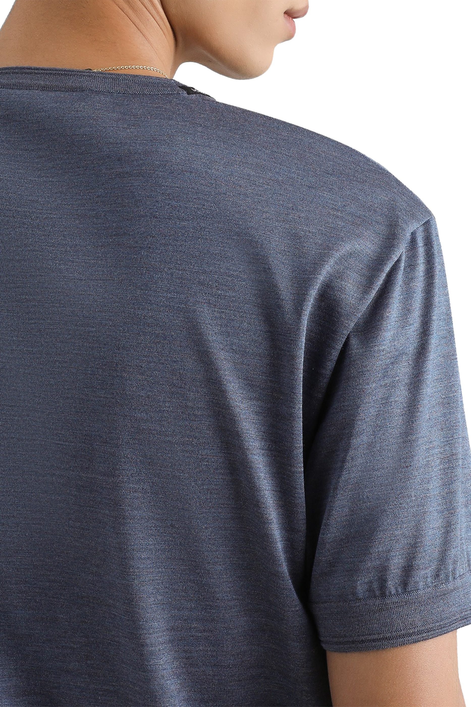 تيشيرت بأكمام قصيرة حرير