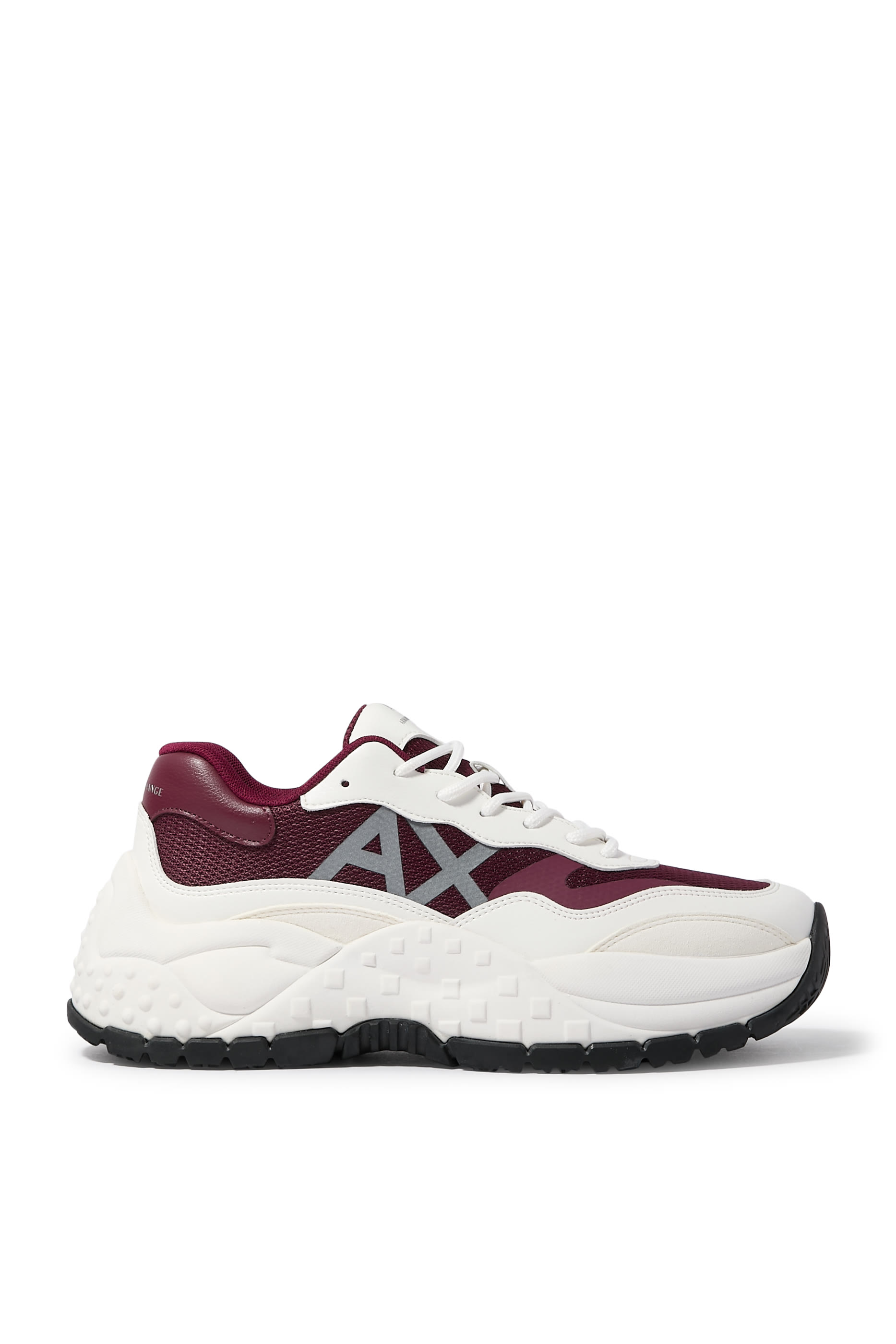 سنيكرز بنعل سميك وشعار الماركة