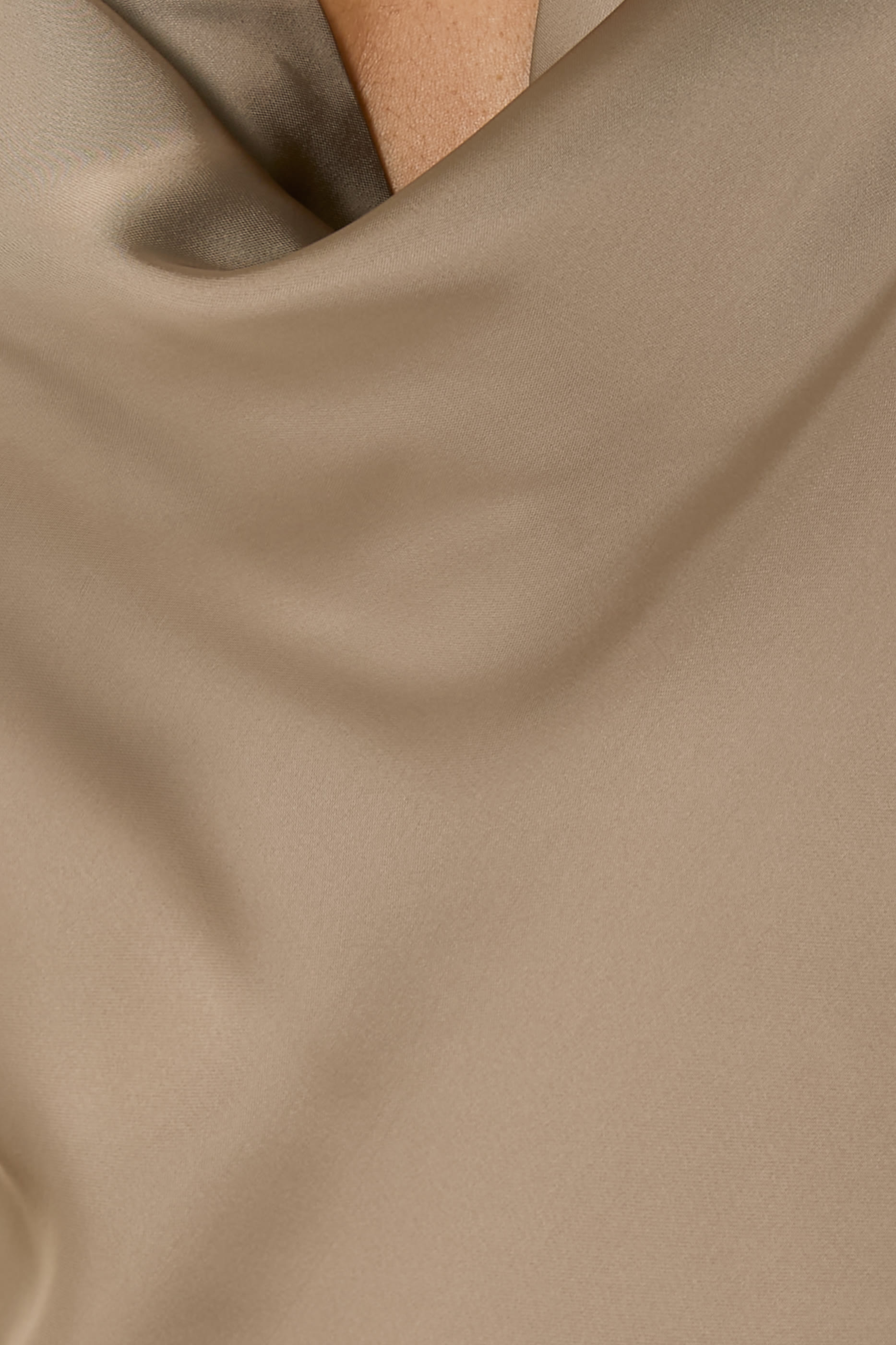 فستان سهرة بياس بظهر بتصميم متقاطع