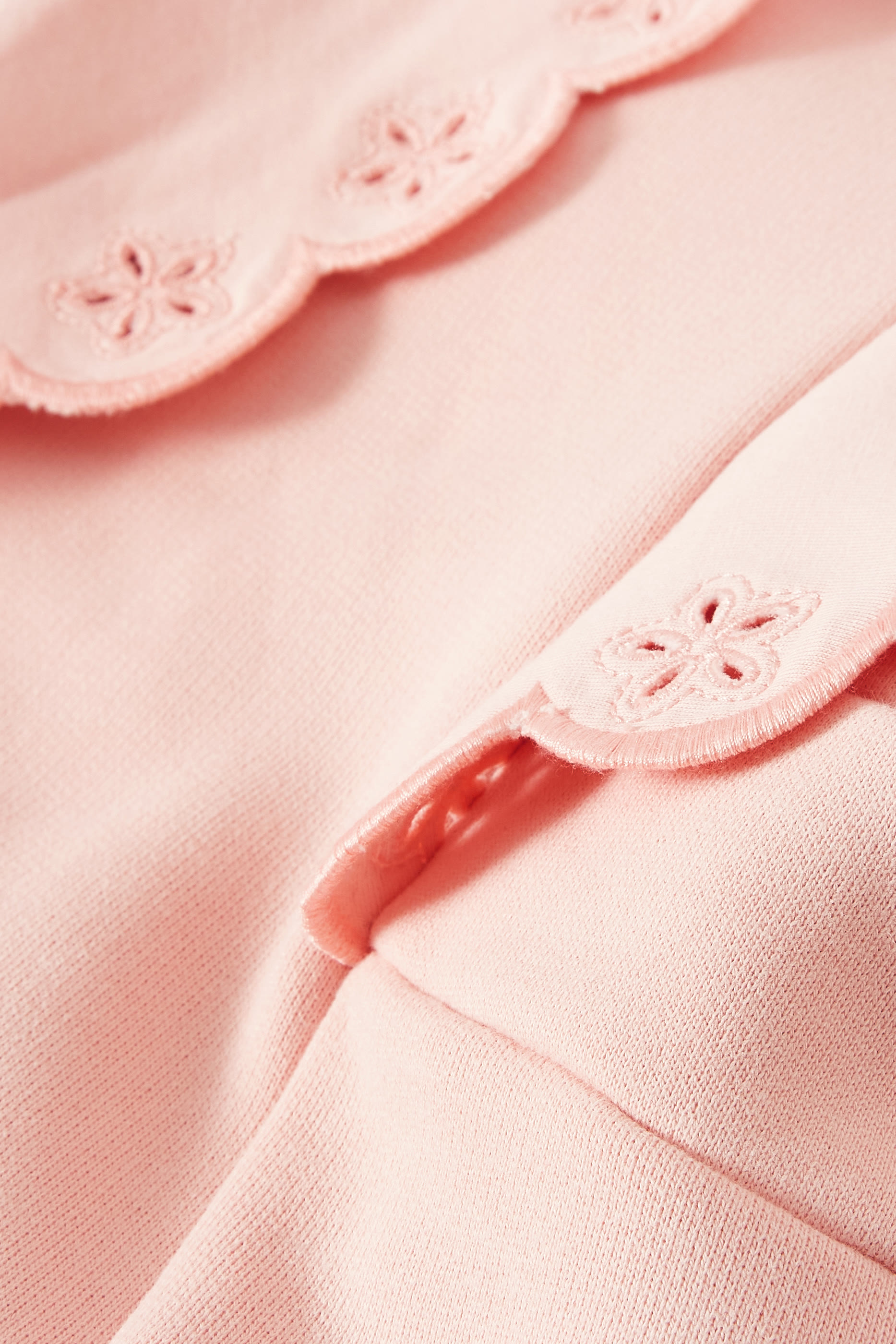 فستان بتطريزات زهور وشعار الماركة للأطفال