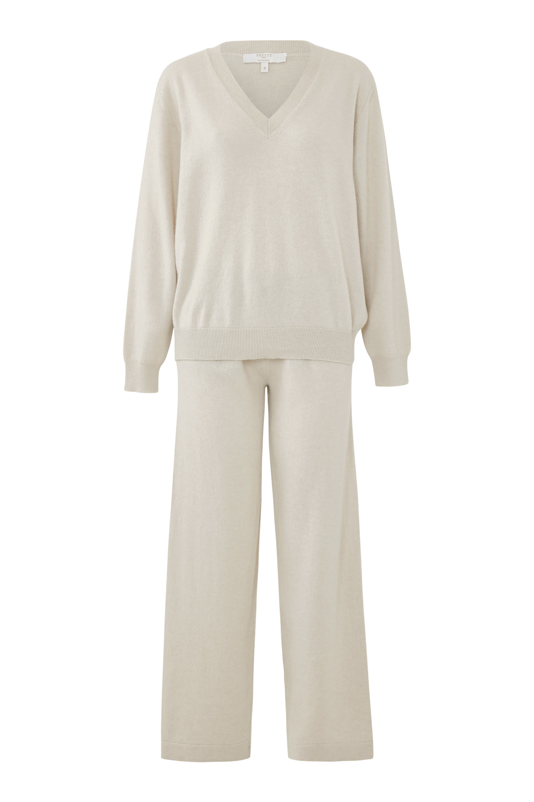 طقم بيجاما بتصميم انسيابي