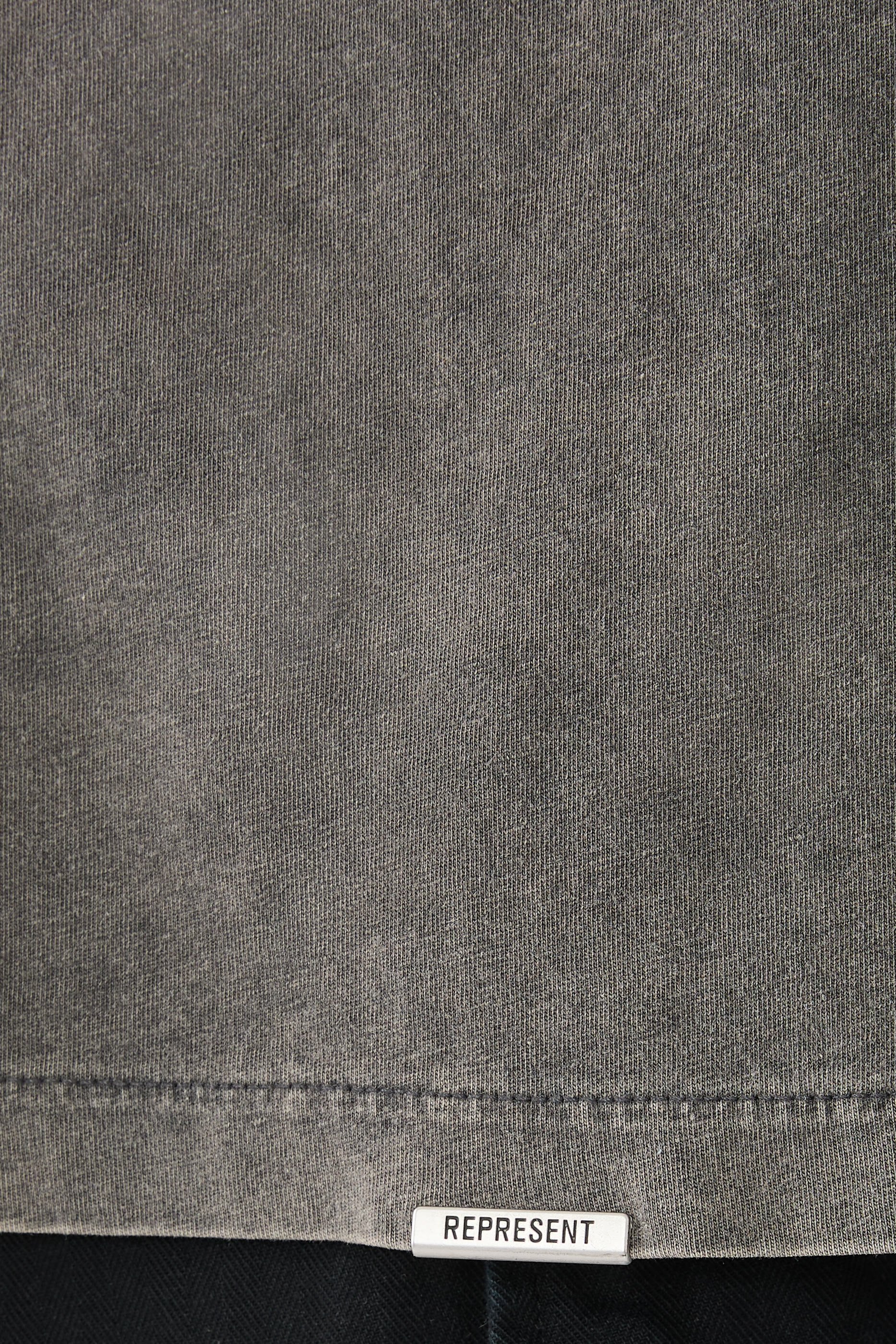 تيشيرت إينيشيال بقصة فضفاضة