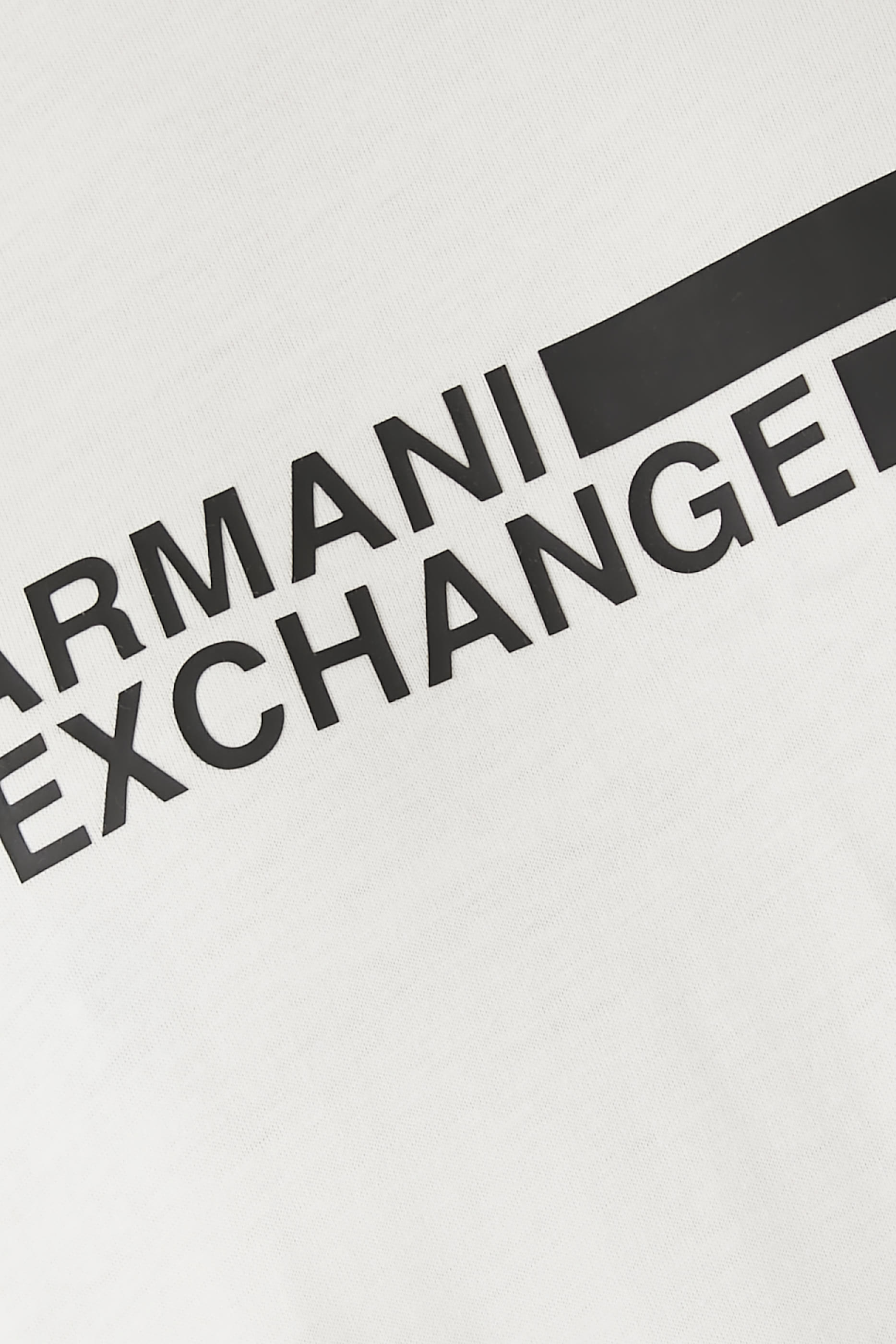 تيشيرت بياقة ضيقة بنقشة شعار الماركة