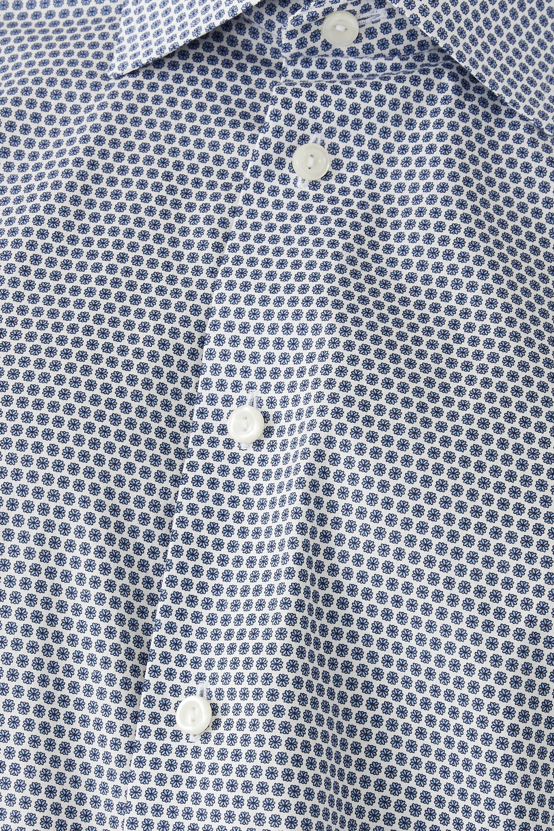 قميص بأكمام طويلة