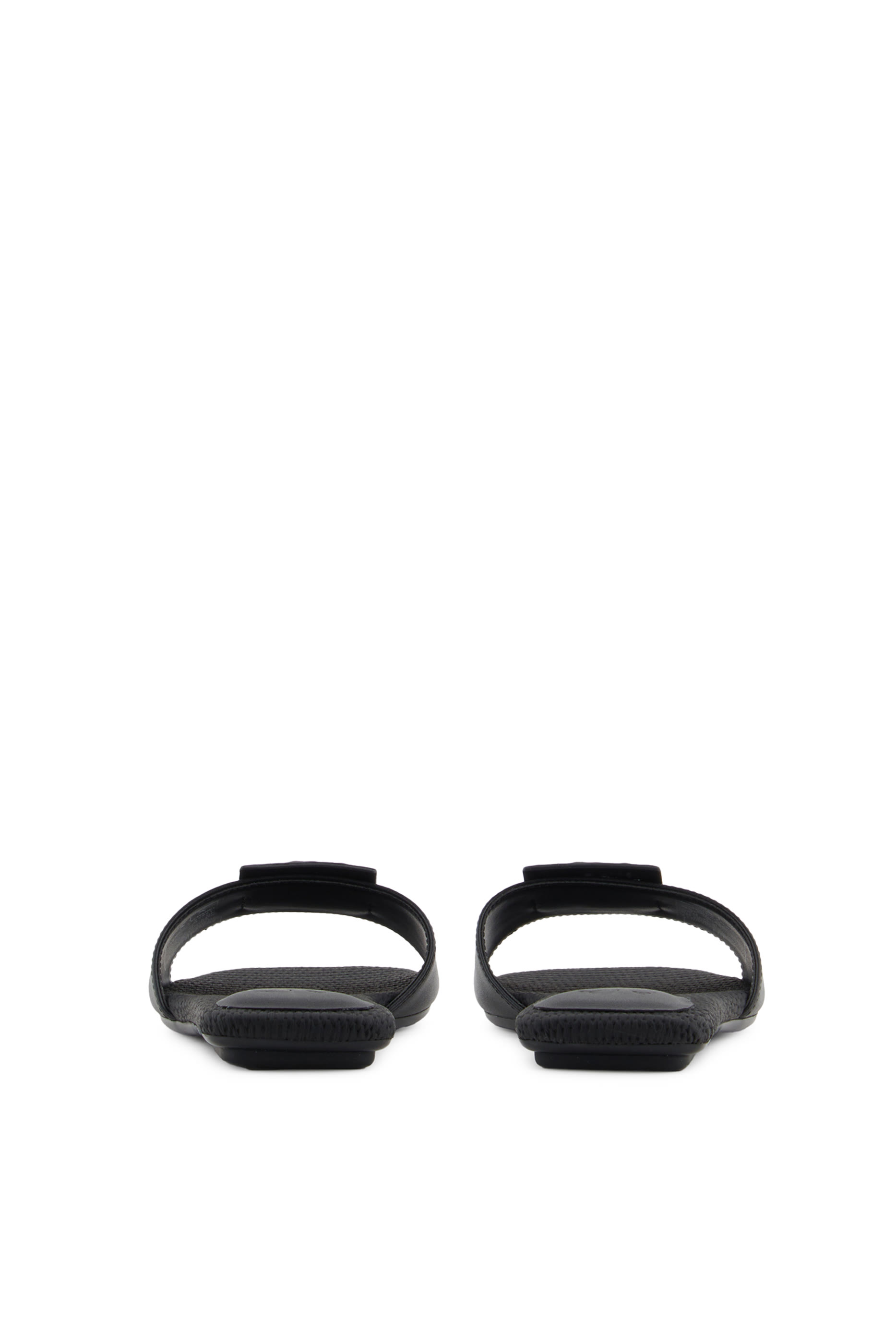 حذاء مفتوح بشعار الماركة