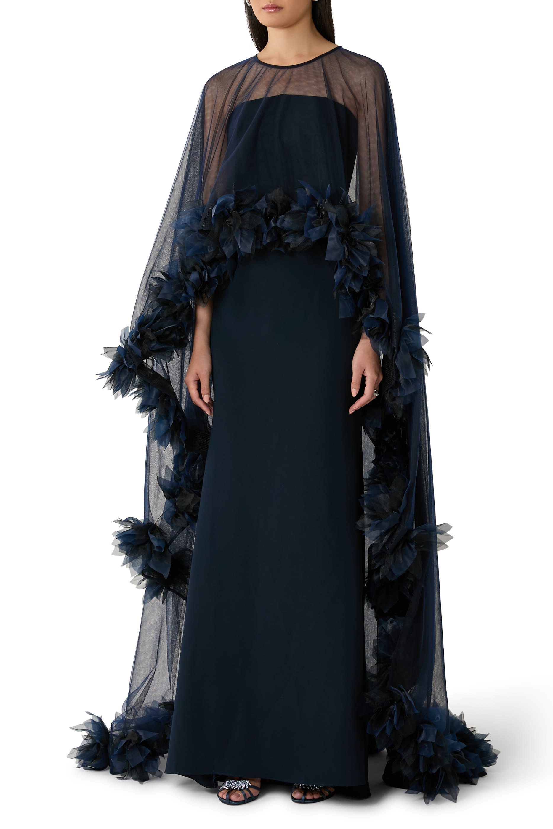 فستان سهرة بأكمام كاب