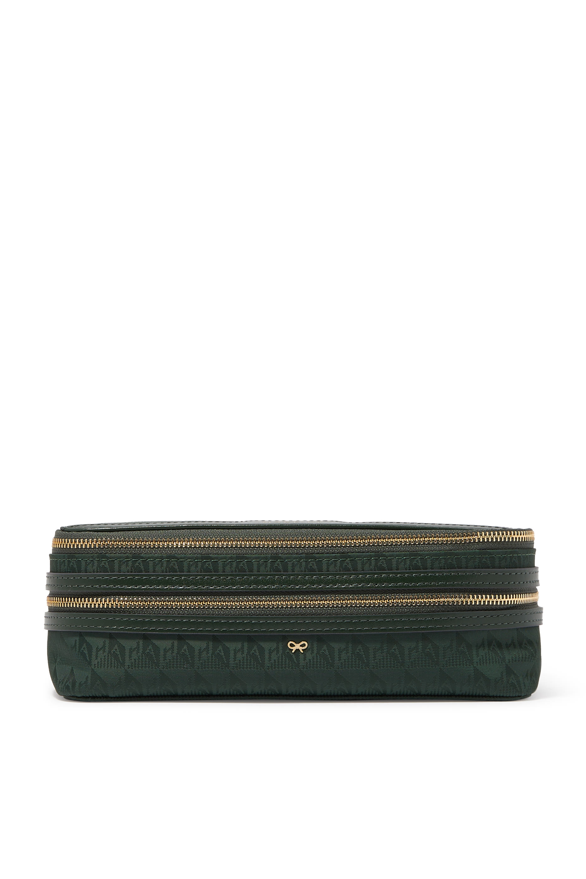 حقيبة مستحضرات تجميل صغيرة بشعار الماركة