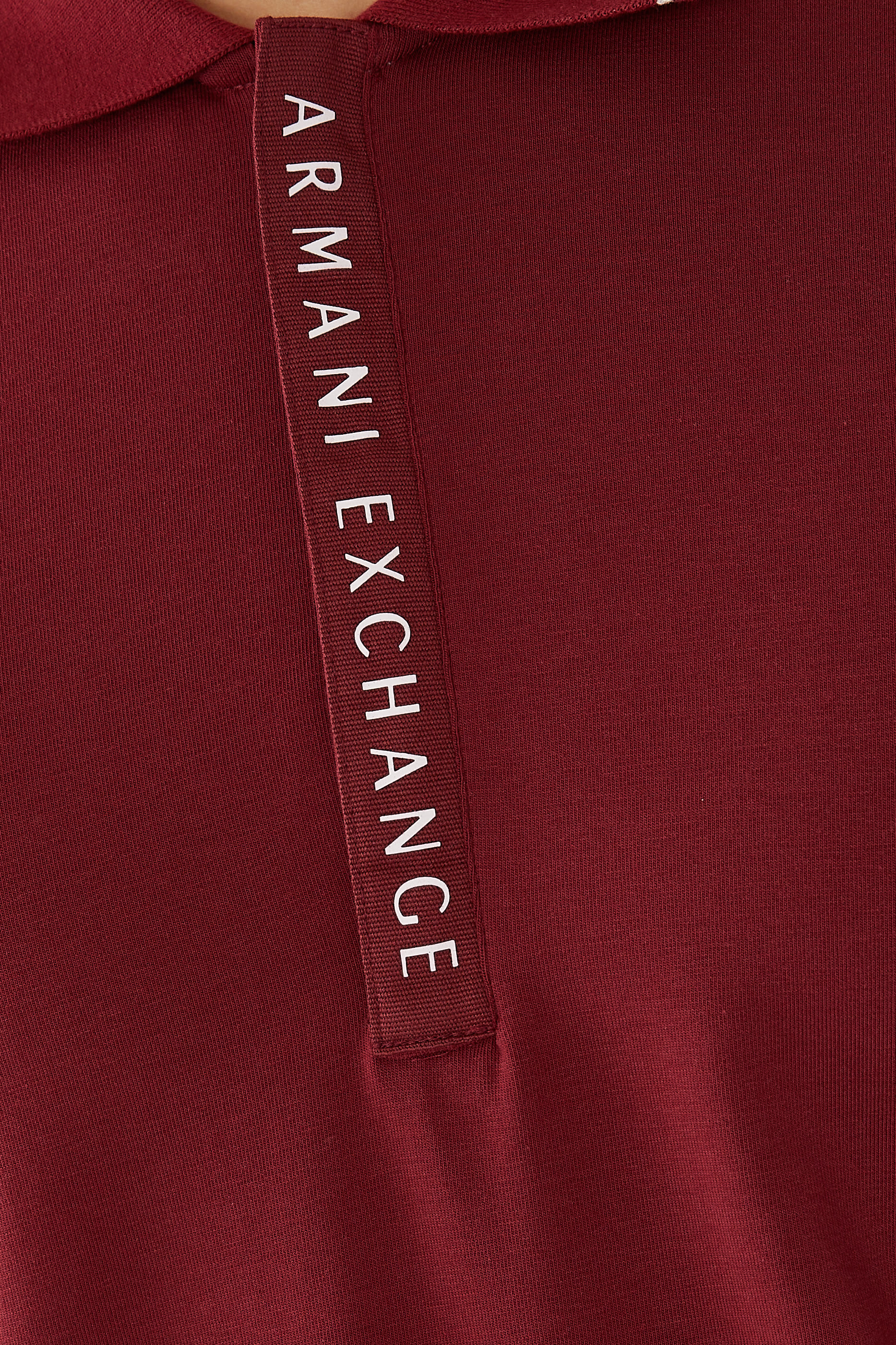 قميص بولو بشعار الماركة بلون مغاير