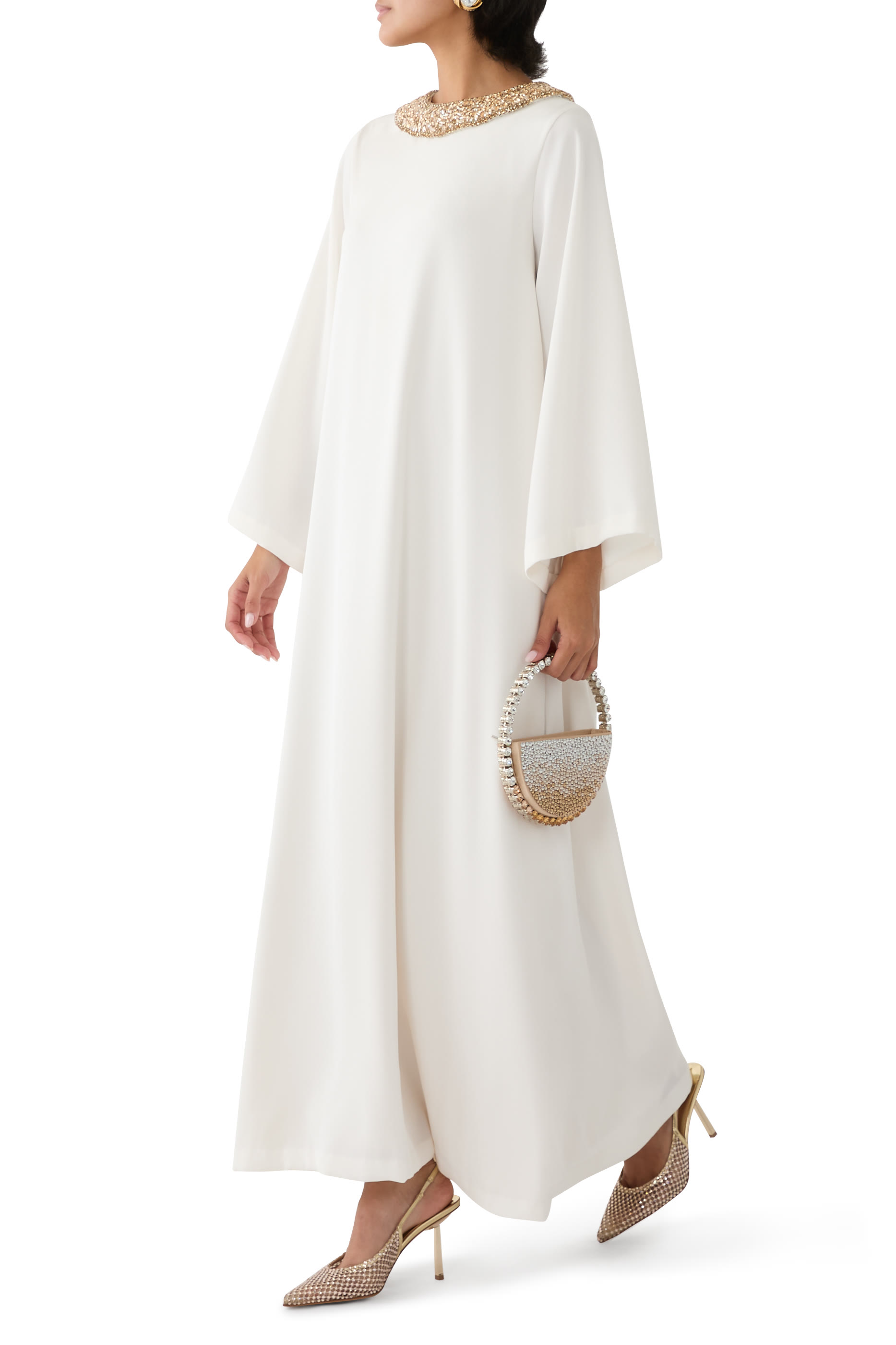 فستان بتطريزات بالكريستال على العنق