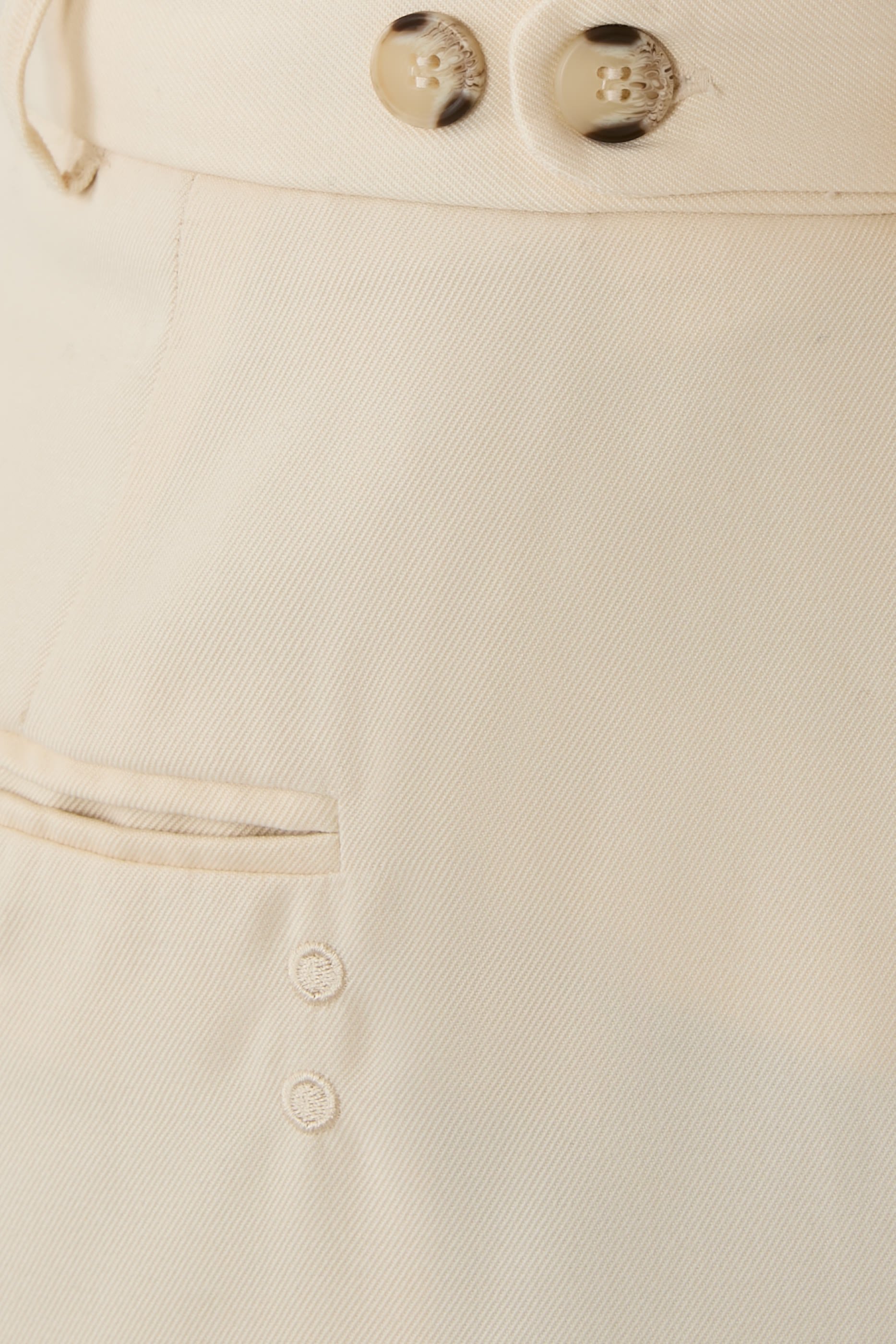 بنطال بقصة ساق واسعة 