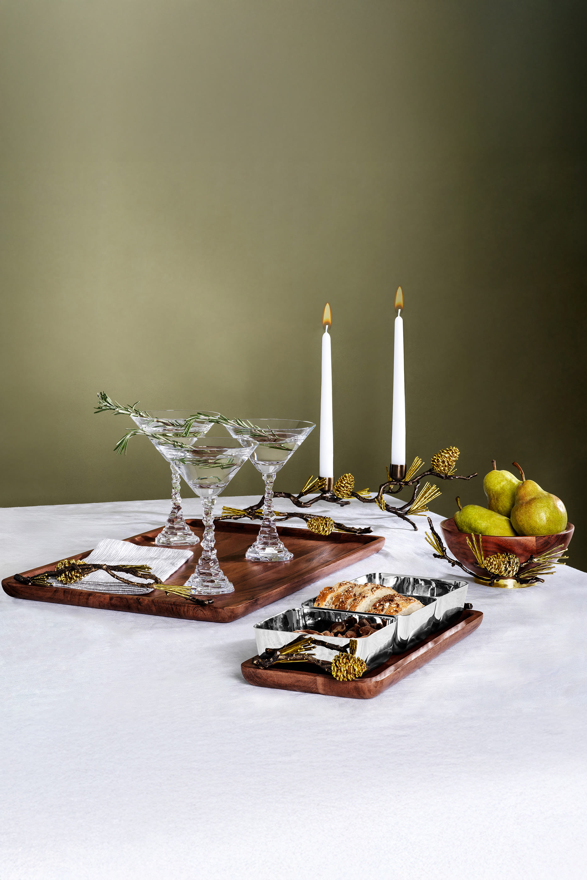 صينية خشبية متوسطة مزينة بالصنوبر