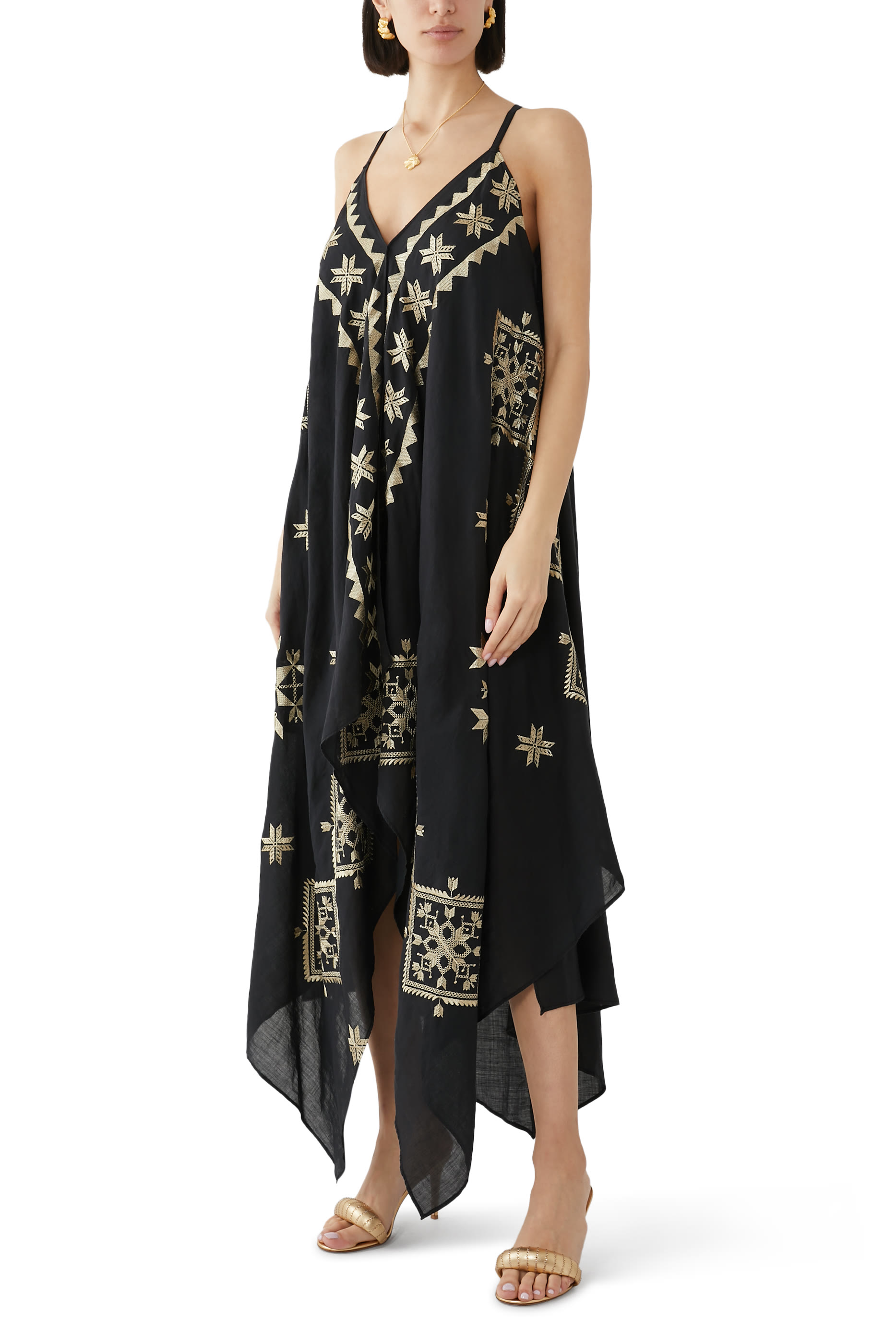 فستان قصير بتطريزات وياقة على شكل حرف V