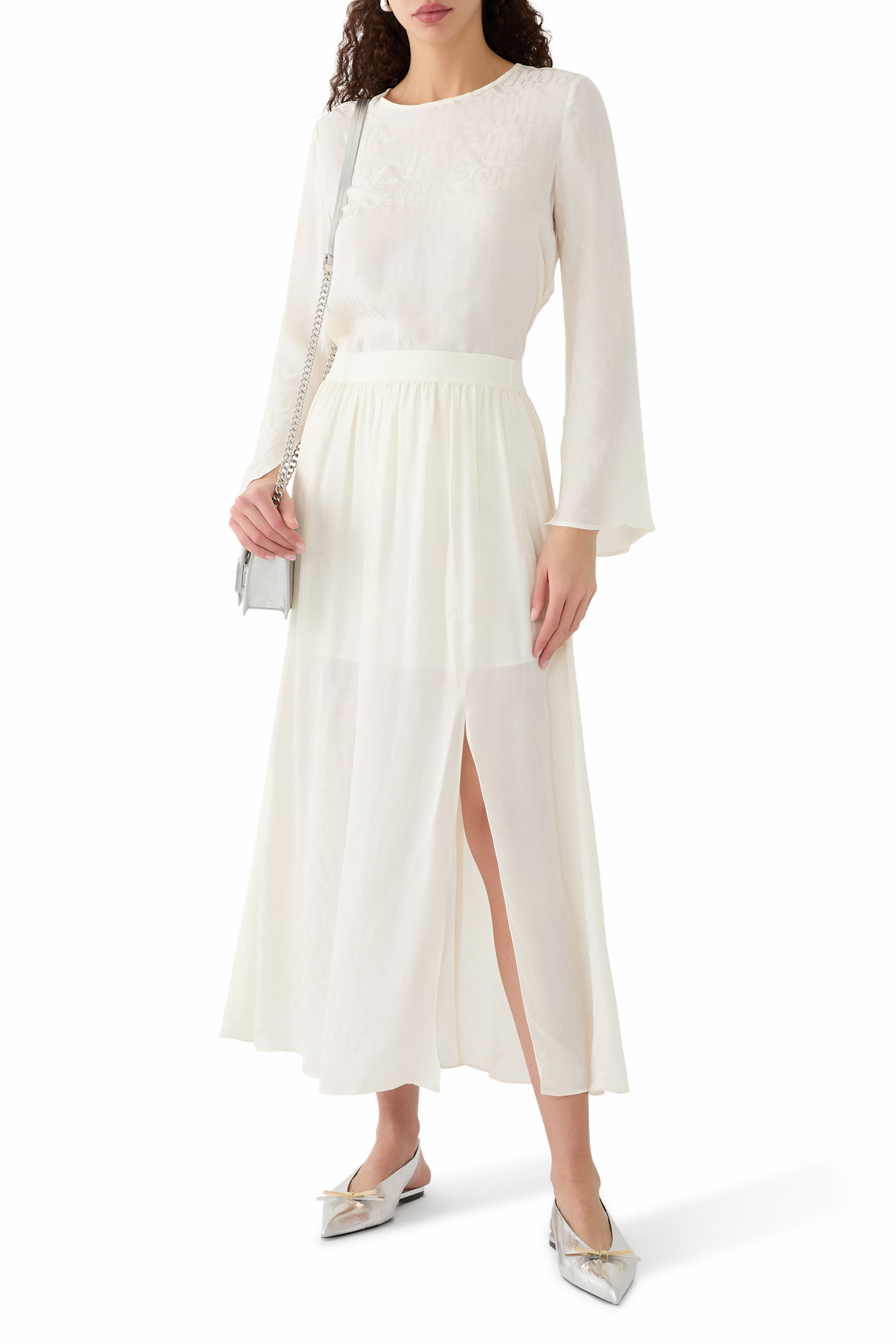 بلوزة بأكمام طويلة مزينة كليا بشعار الماركة