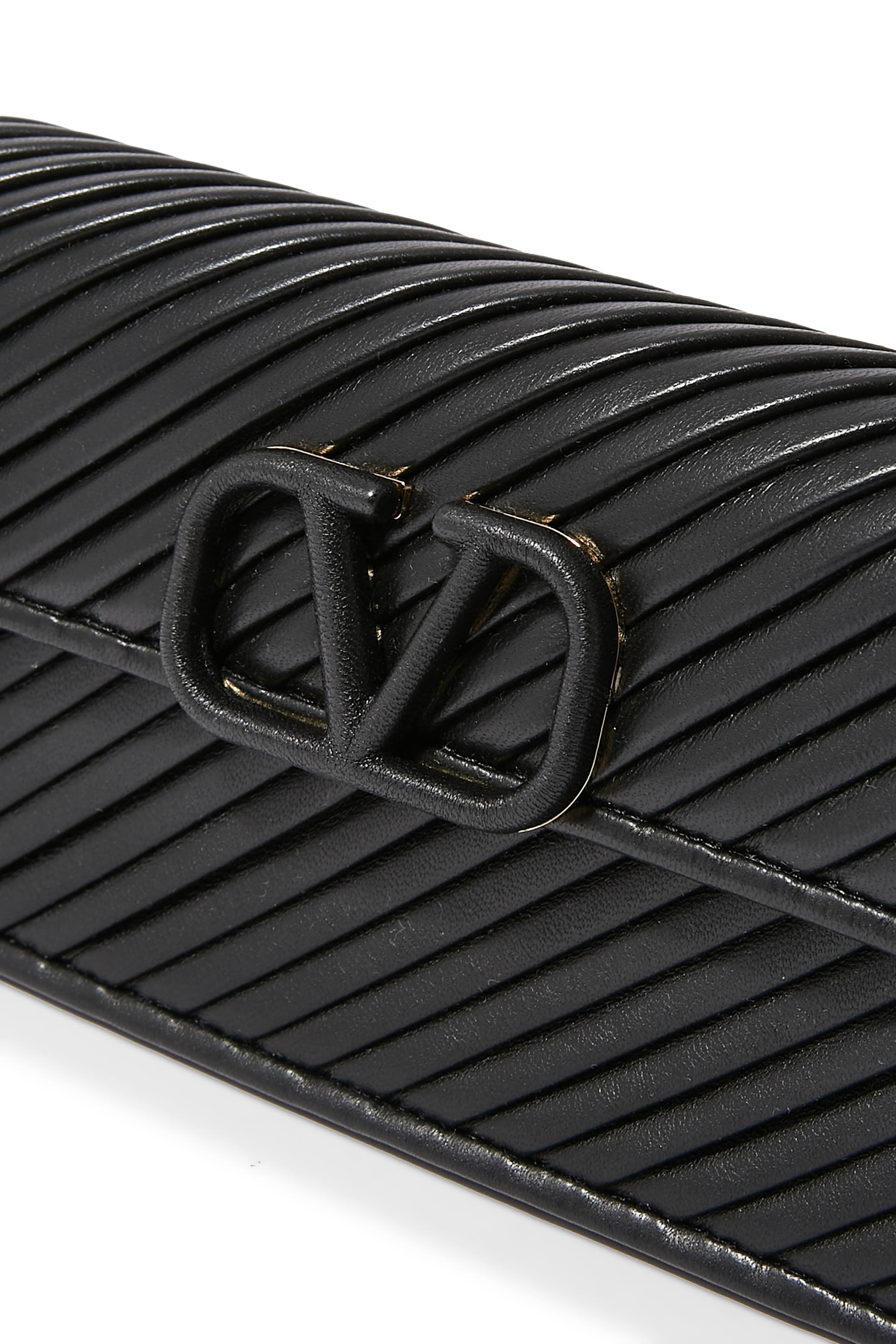 حقيبة صغيرة بشعار الماركة وسلسلة