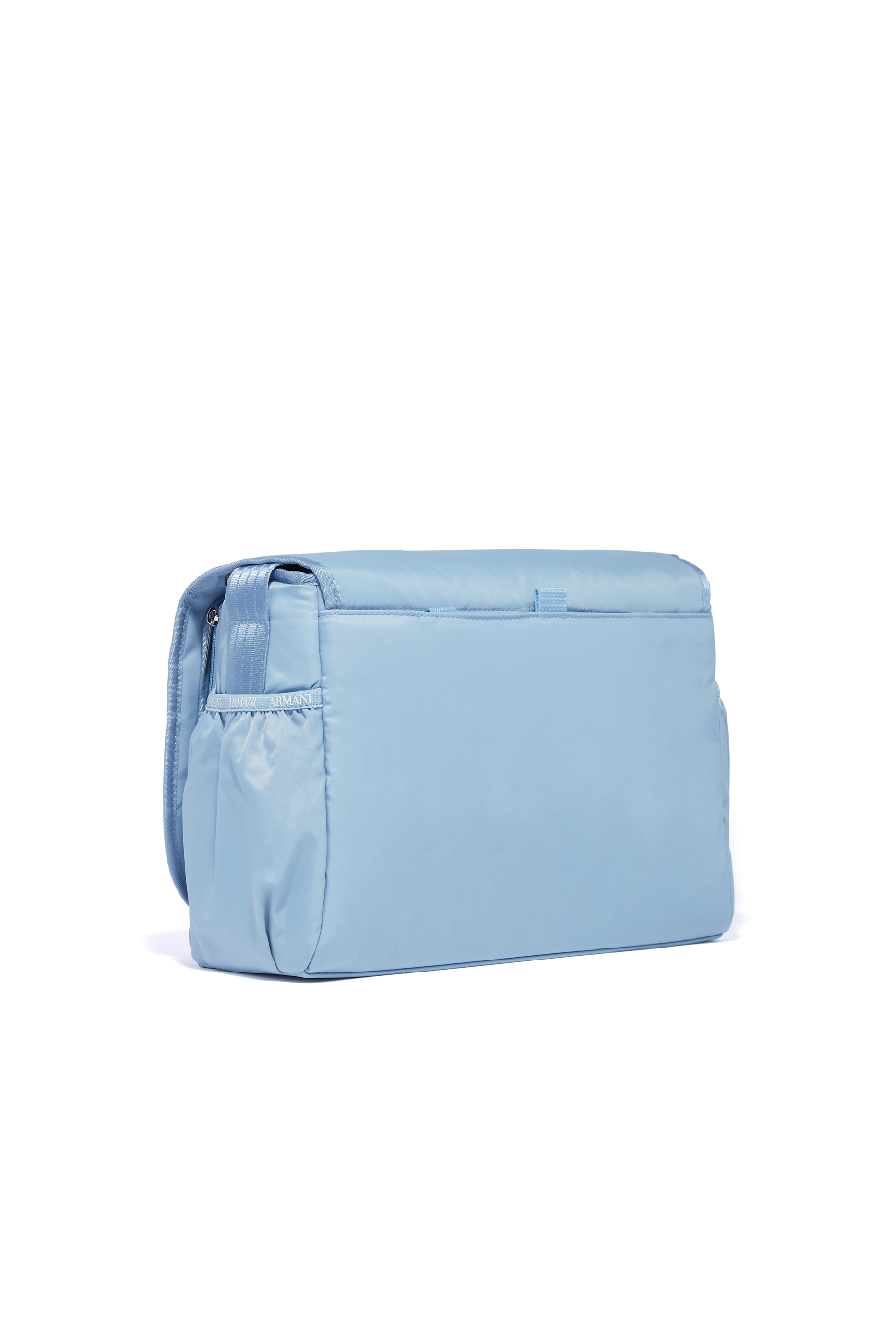 حقيبة مستلزمات الأطفال مزينة بشعار الماركة