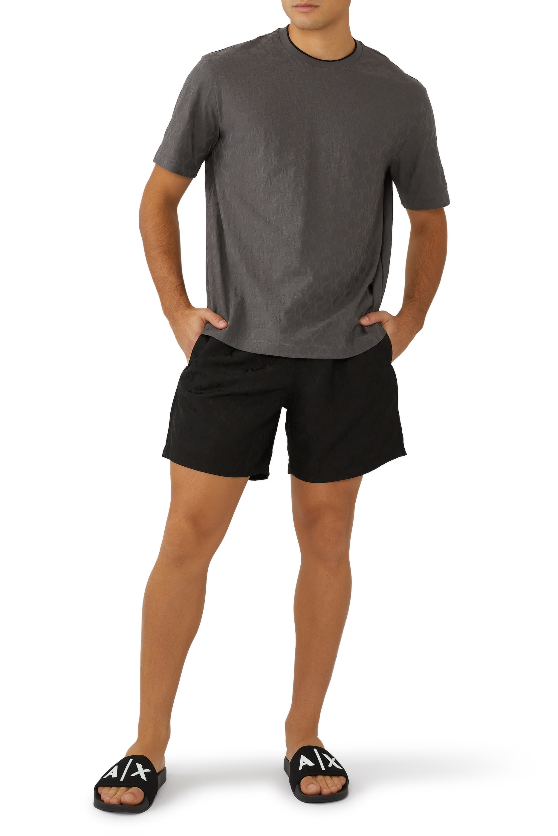 صندل ميكونوس بنعل مسطح وشعار الماركة