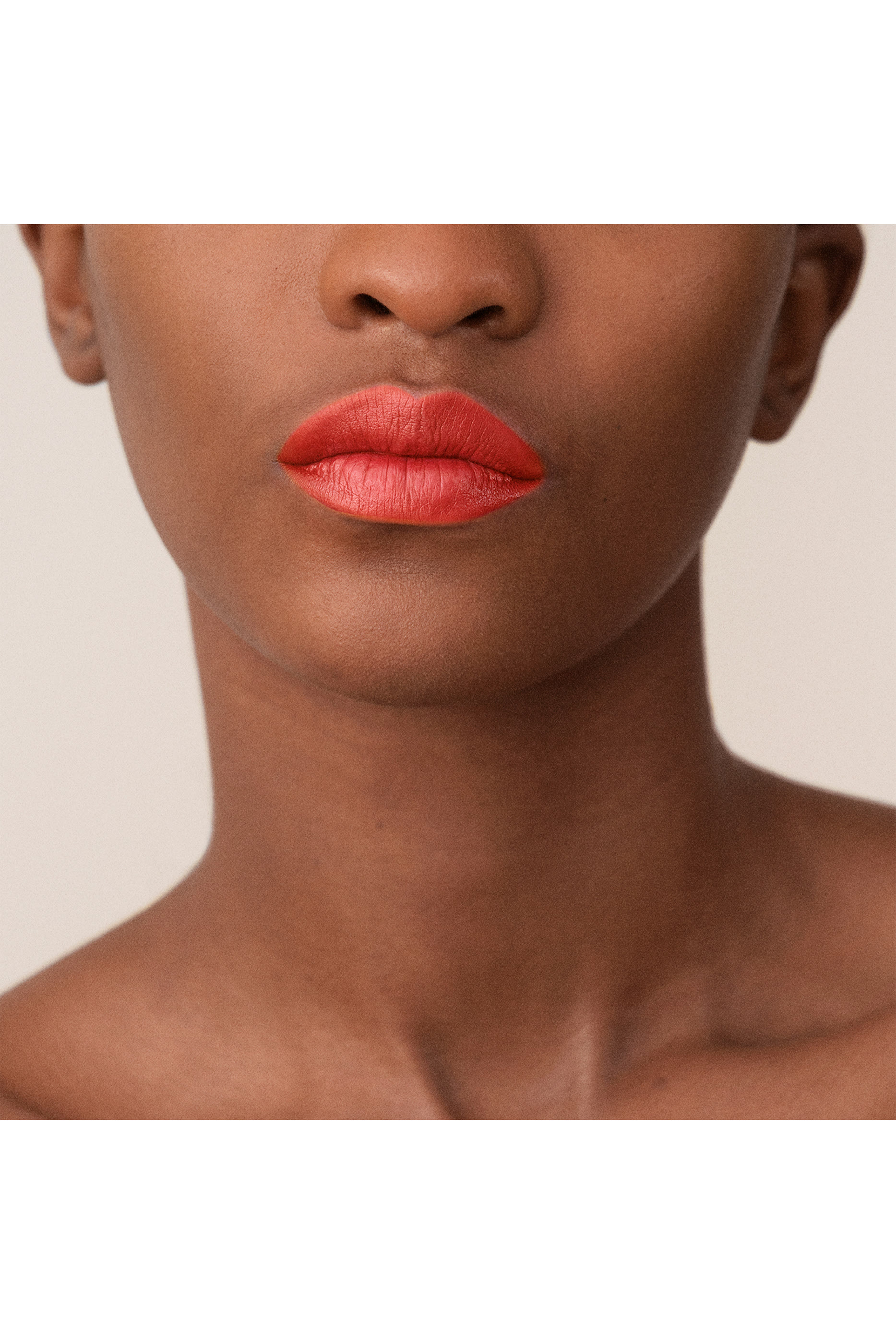 أحمر شفاه حريري غير لامع