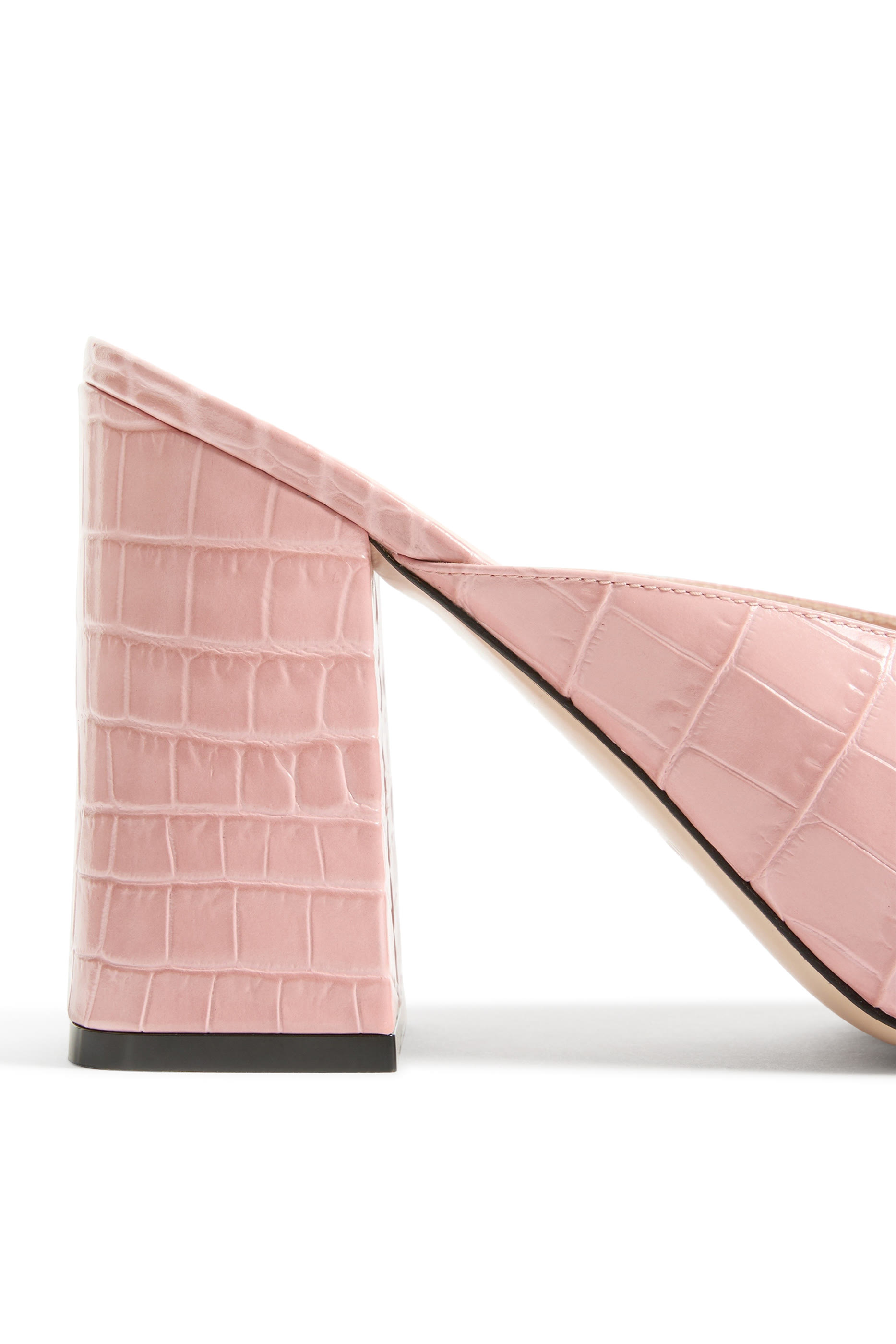 صندل 95 بحلية شعار الماركة جلد بنقشة