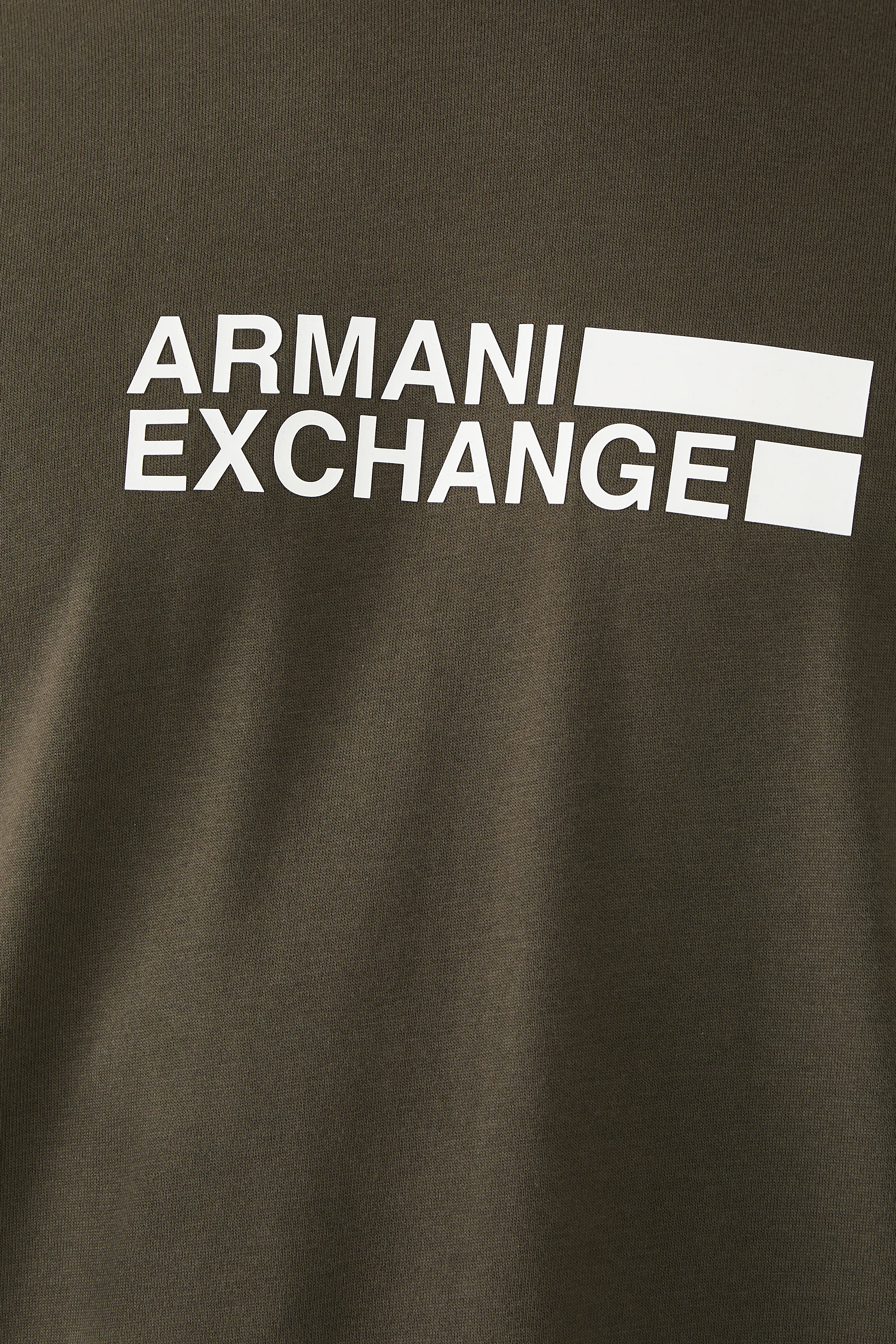 تيشيرت بياقة ضيقة بنقشة شعار الماركة