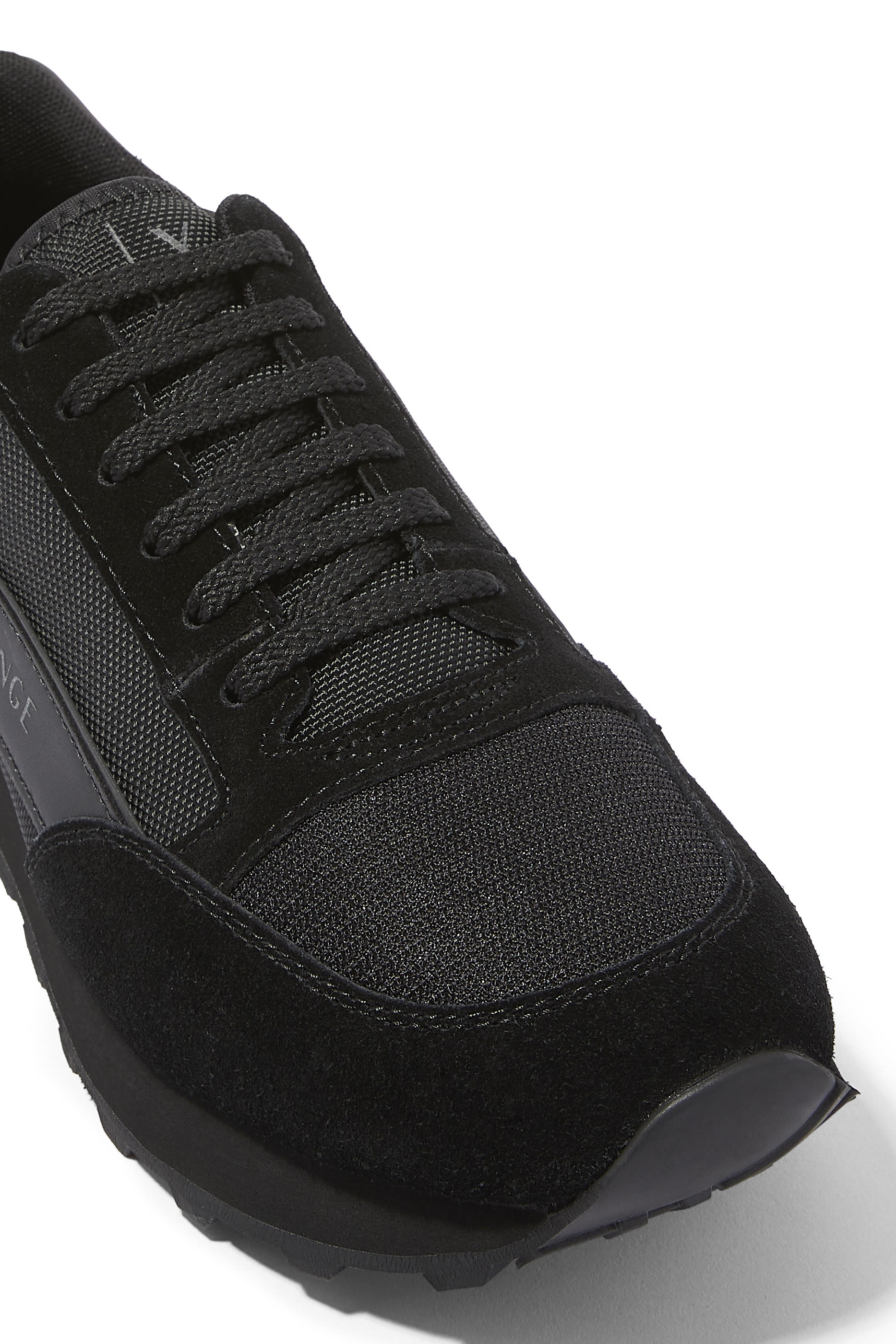 سنيكرز مزين بحروف شعار الماركة