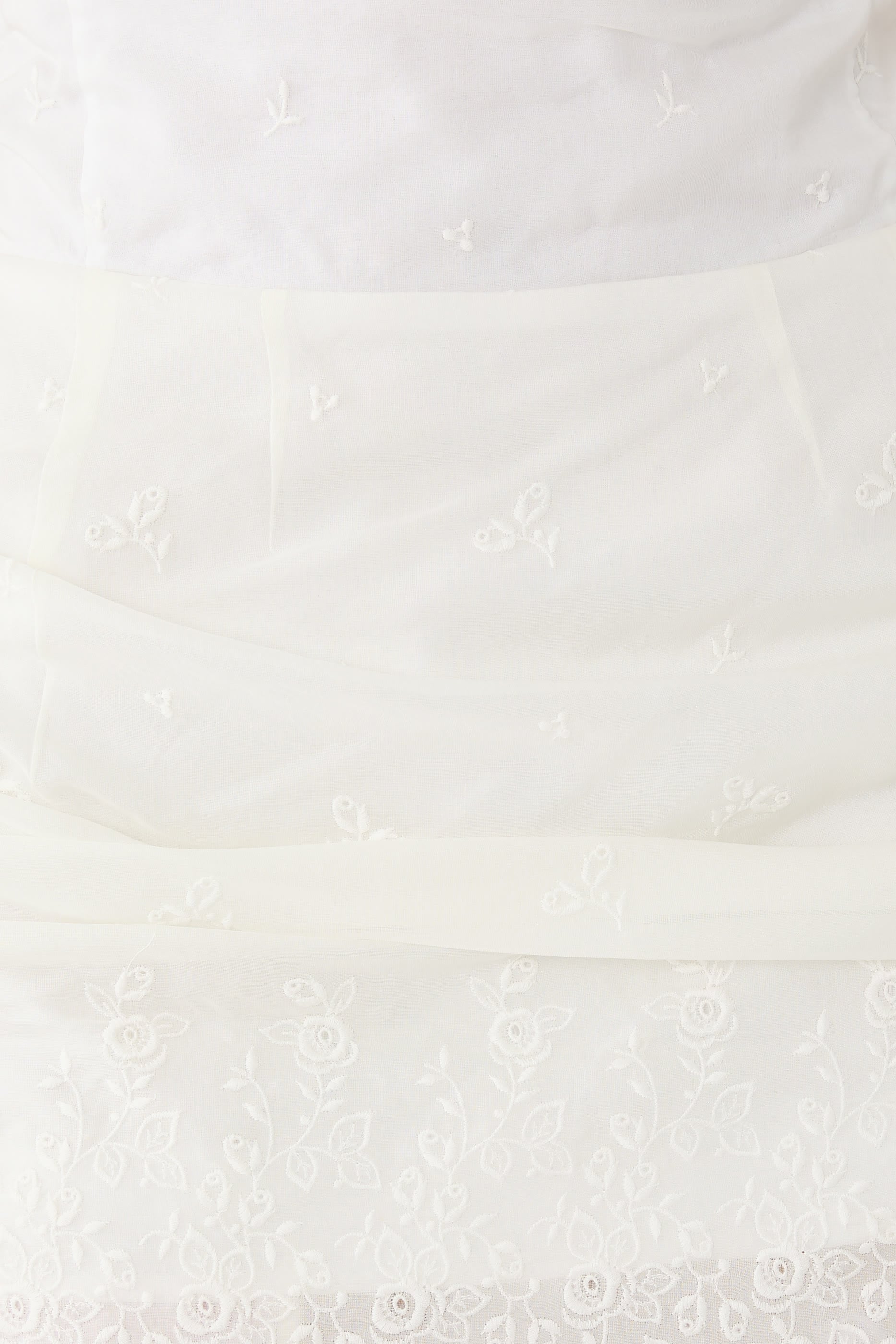 فستان قصير برباط ول العنق وتنورة درابيه مطرزة