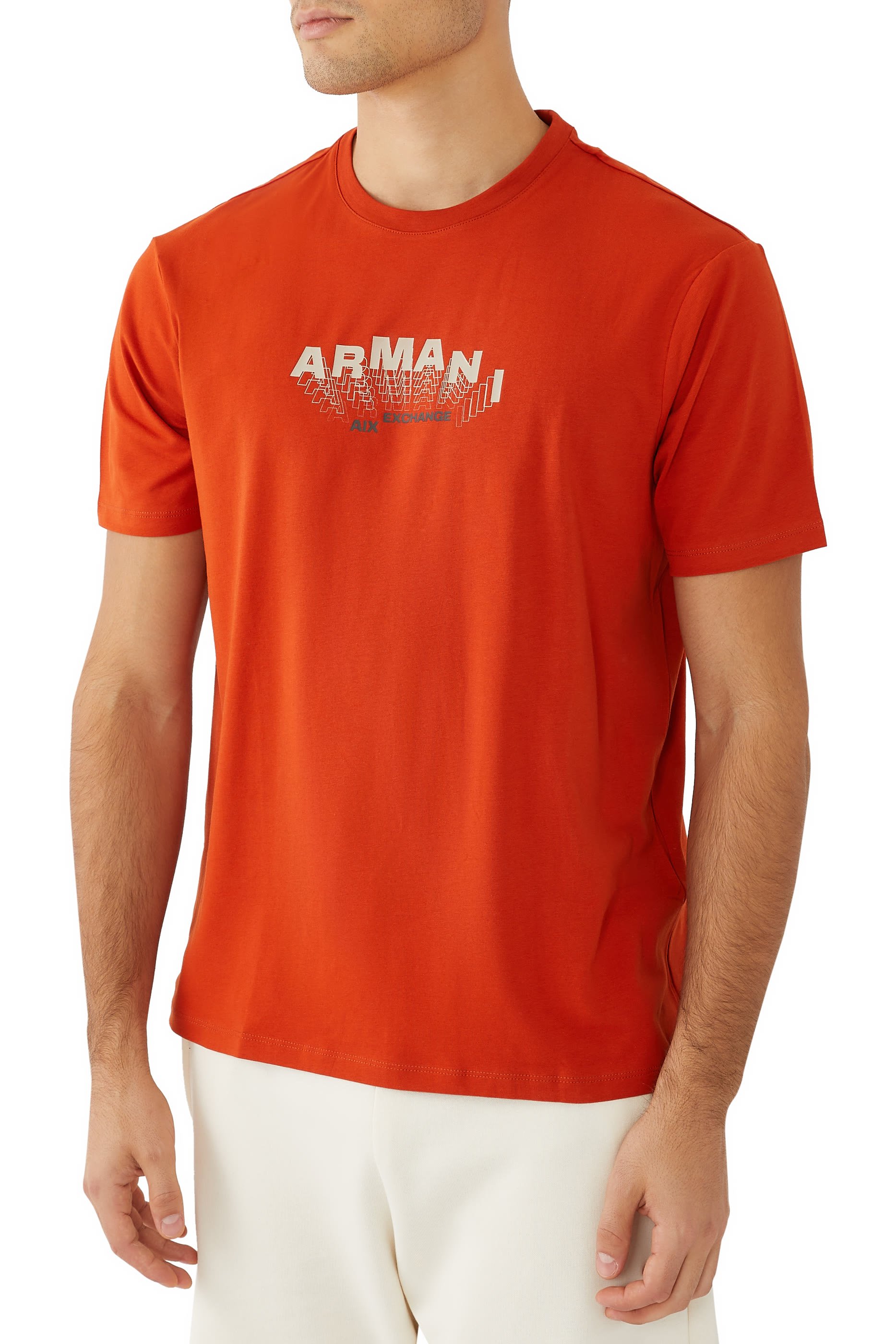 تيشيرت بقصة ضيقة وشعار الماركة بارز الملمس