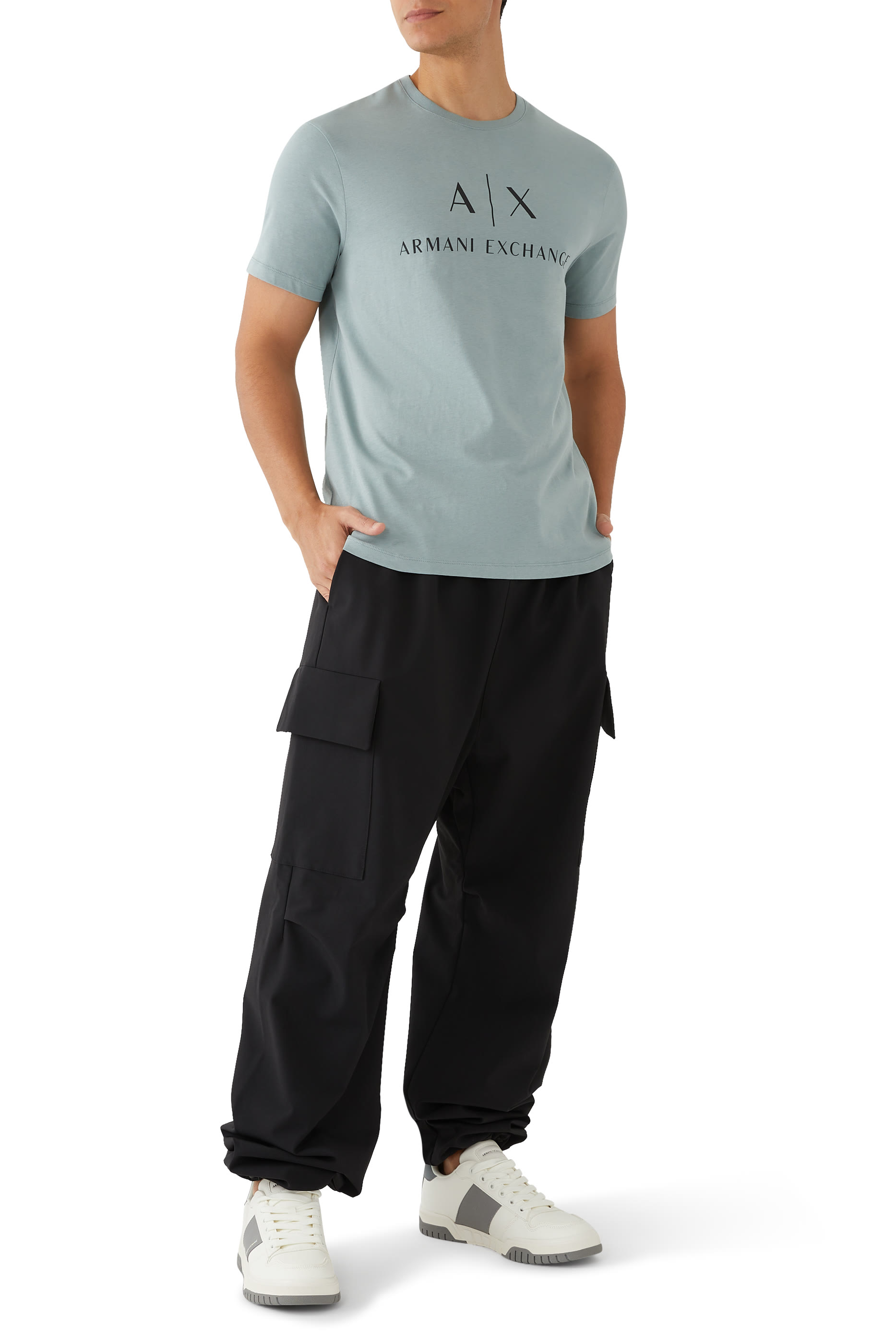 تيشيرت بشعار الماركة بقصة ضيقة جرسيه