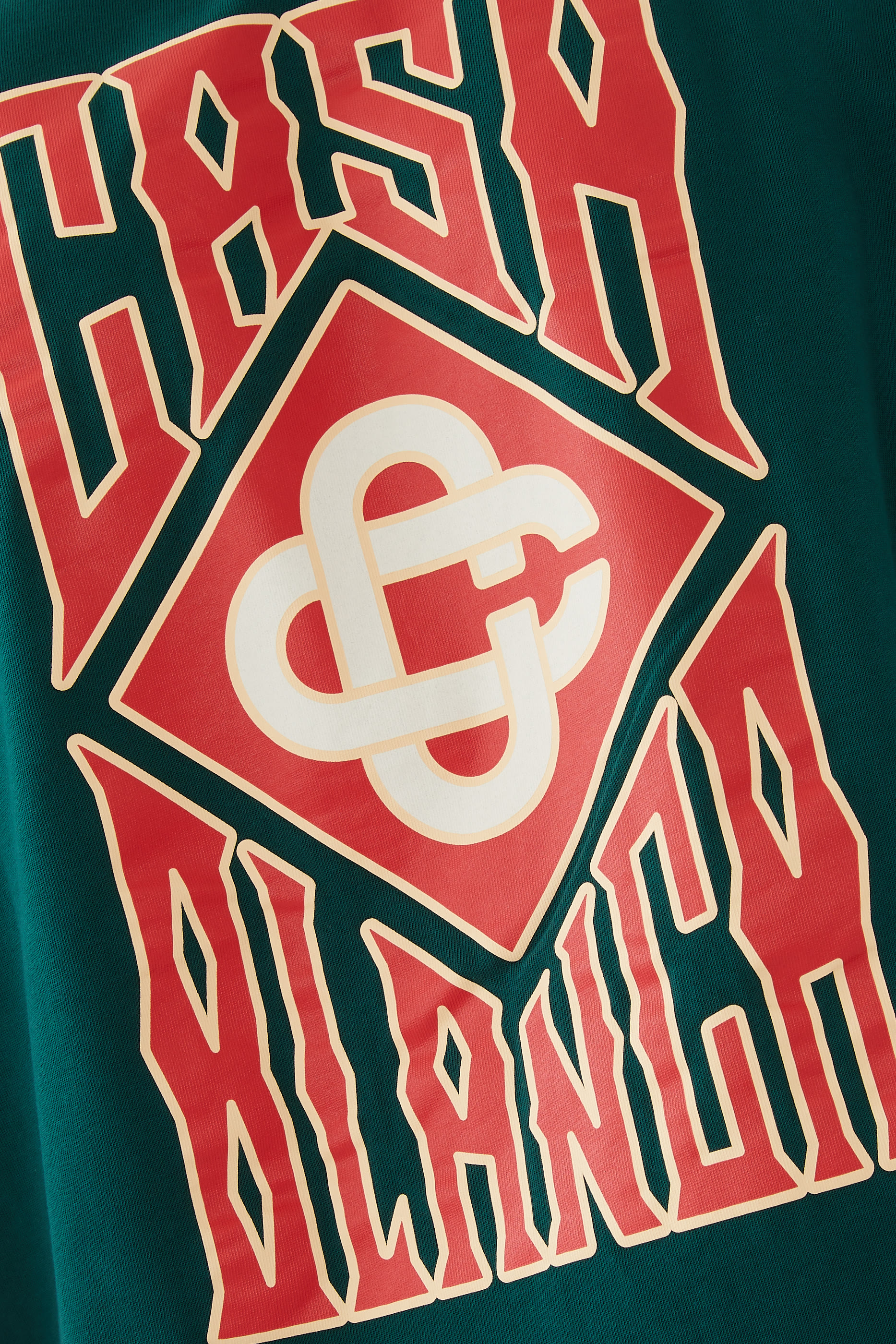 تيشيرت بأكمام قصيرة وشعار الماركة