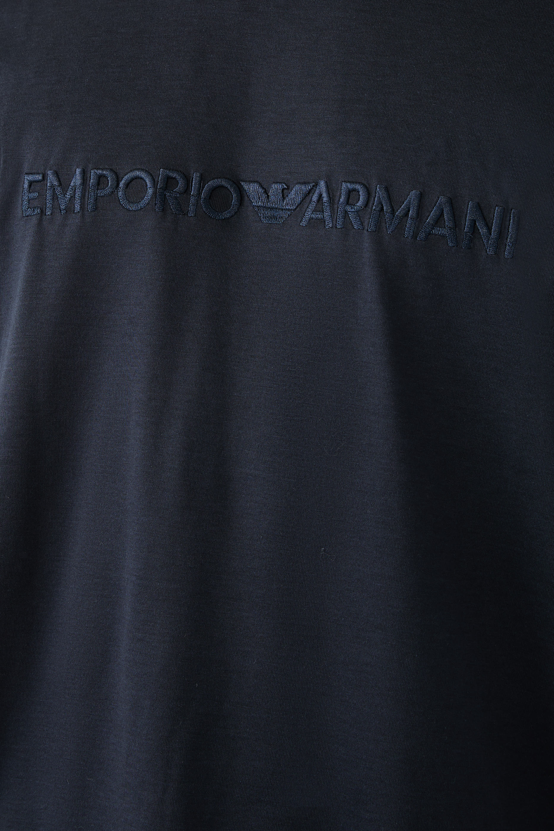 تيشيرت بأكمام قصيرة وشعار الماركة