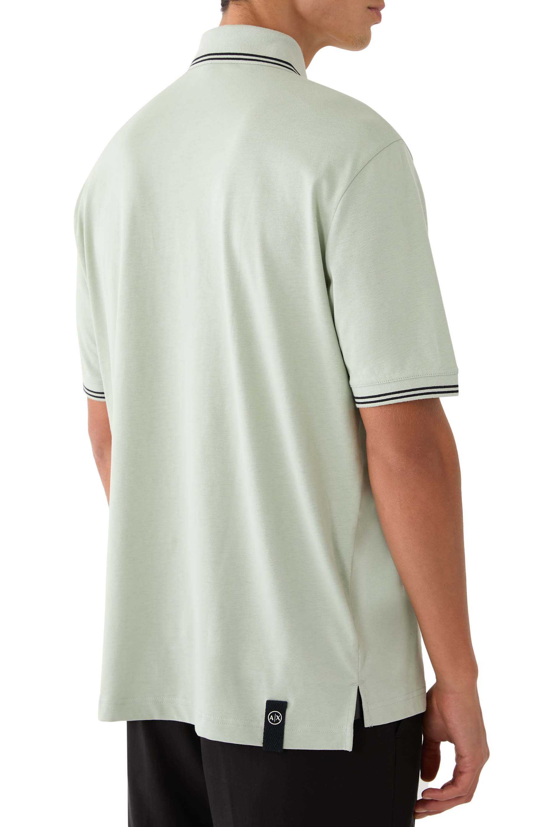 قميص بولو بنصف أزرار وشعار الماركة