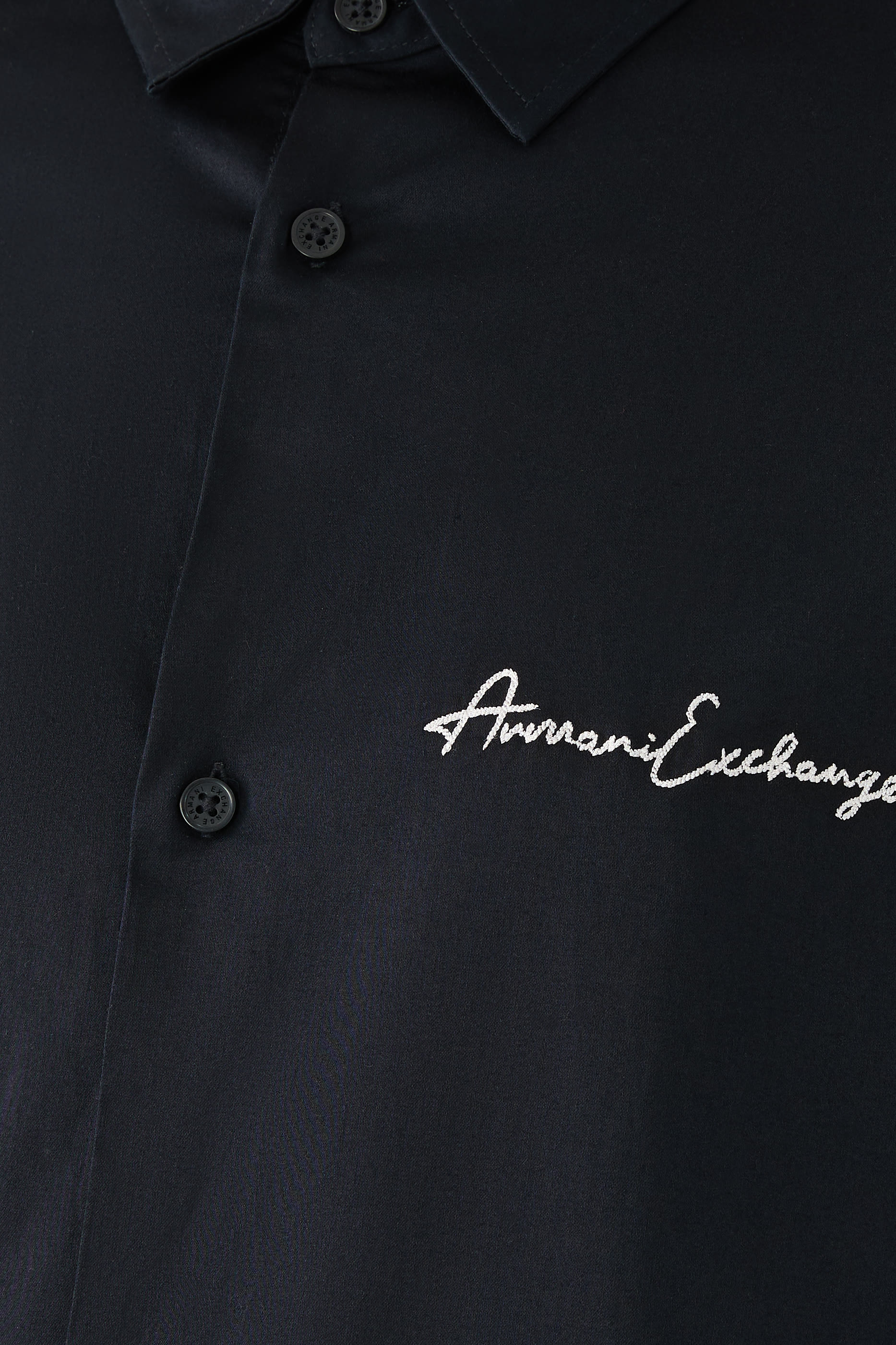 قميص بشعار الماركة