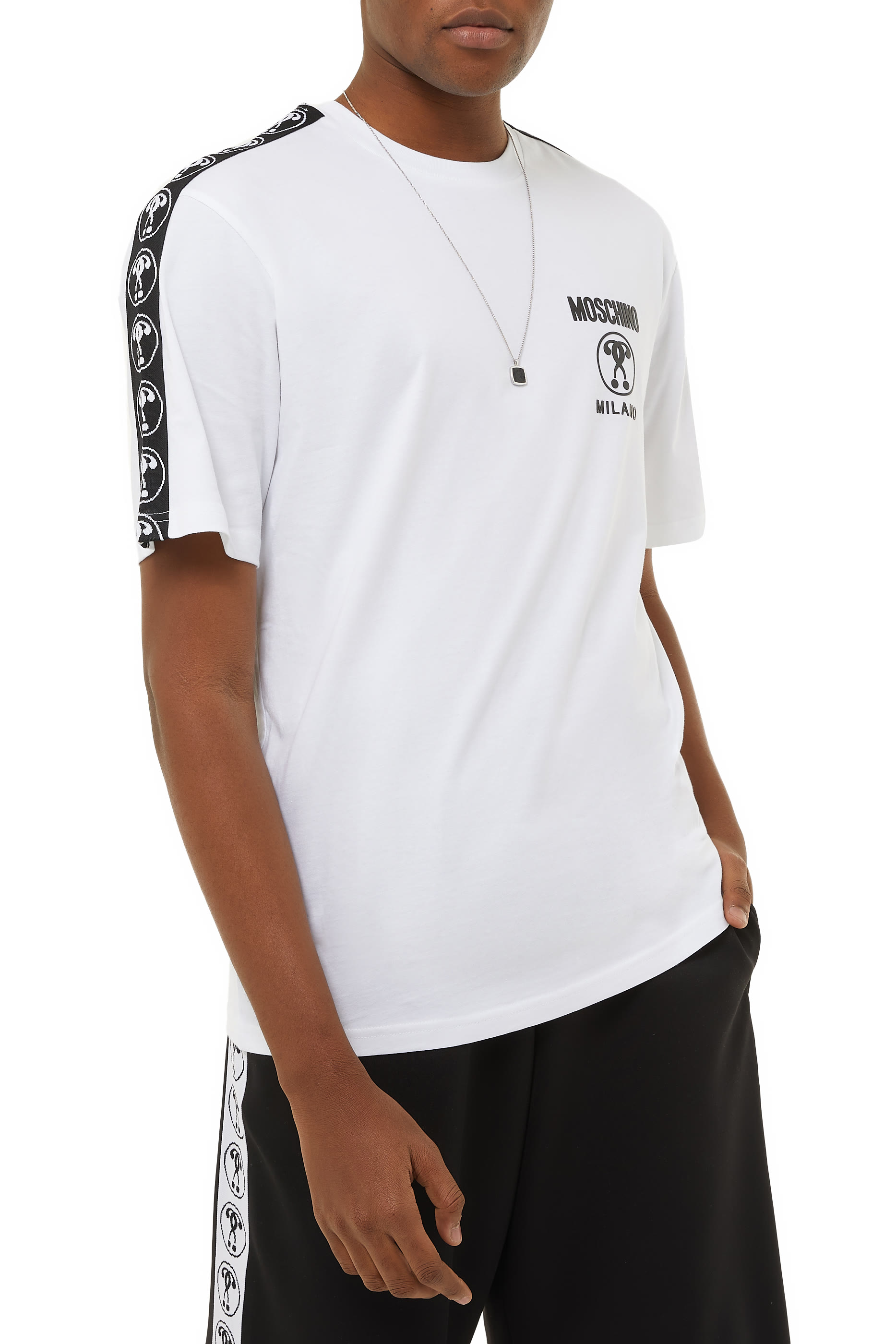 تيشيرت بياقة ضيقة وبشريط بشعار الماركة