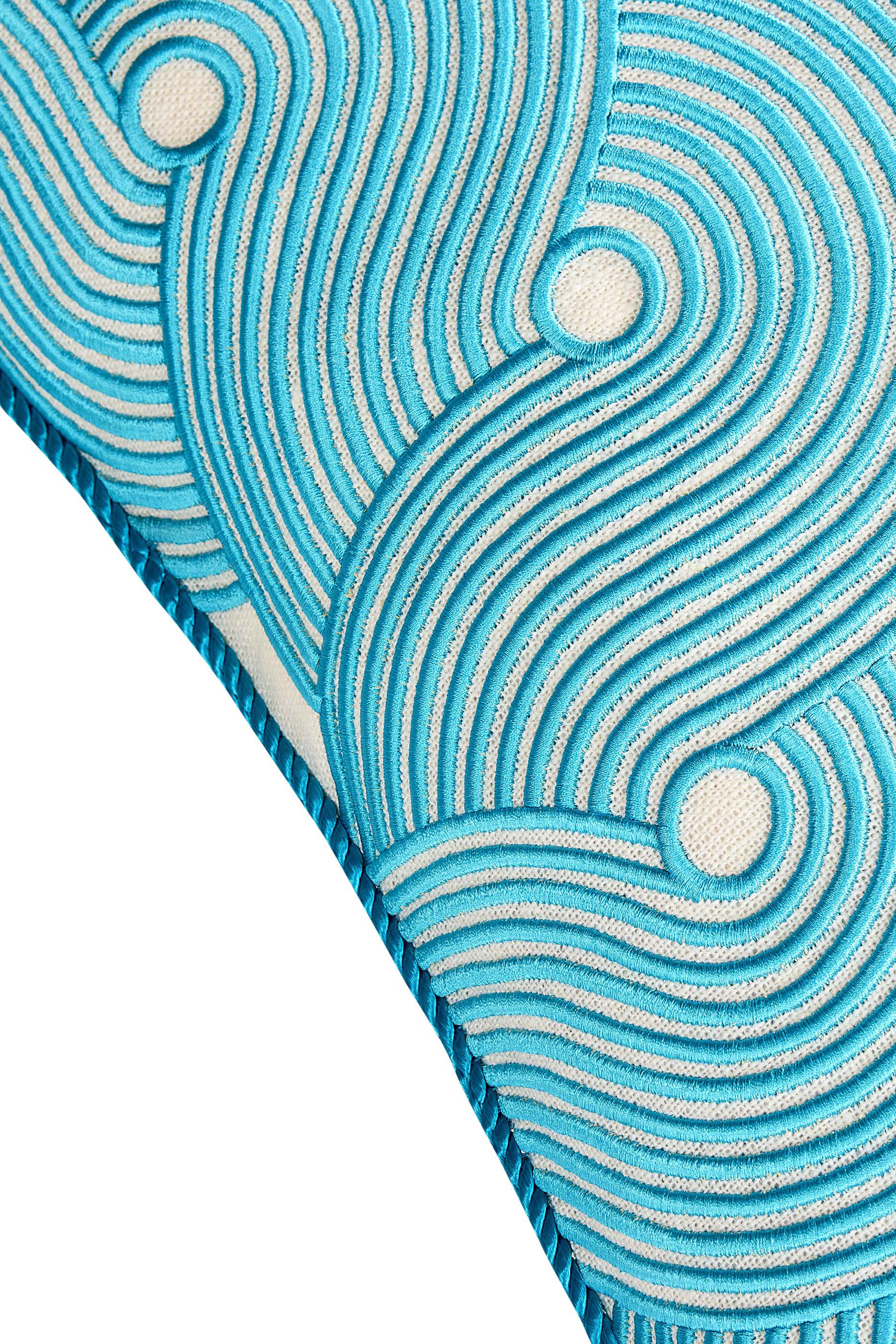 وسادة بومبيدو بتطريز بتصميم نصف دائري