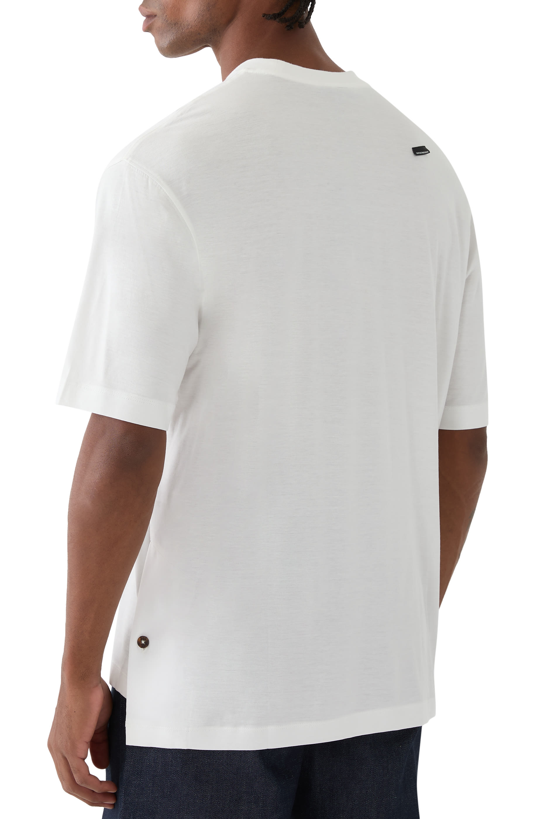 تيشيرت بقصة واسعة ورقعة شعار الماركة صغيرة