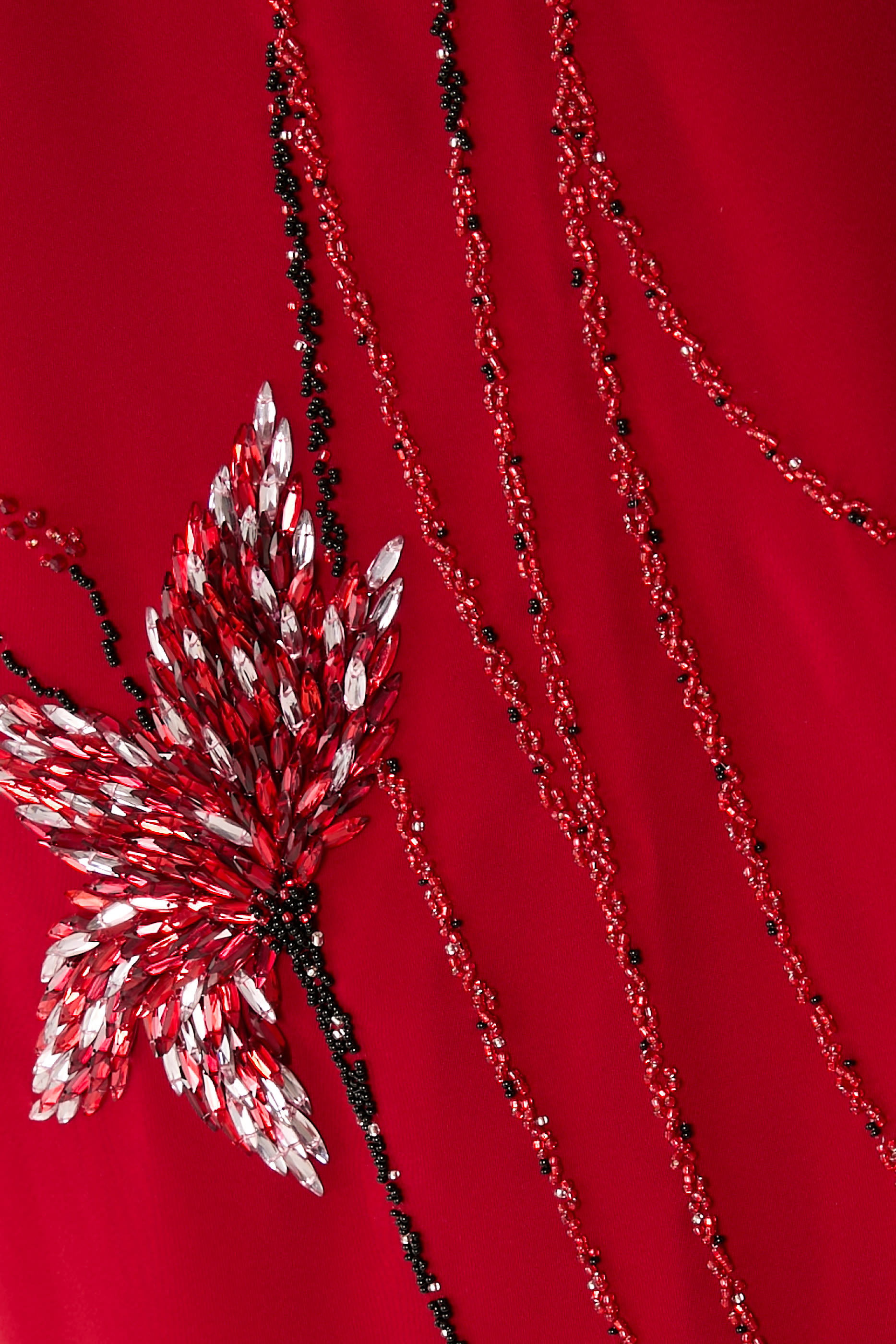 فستان سهرة بأكمام طويلة وخرز