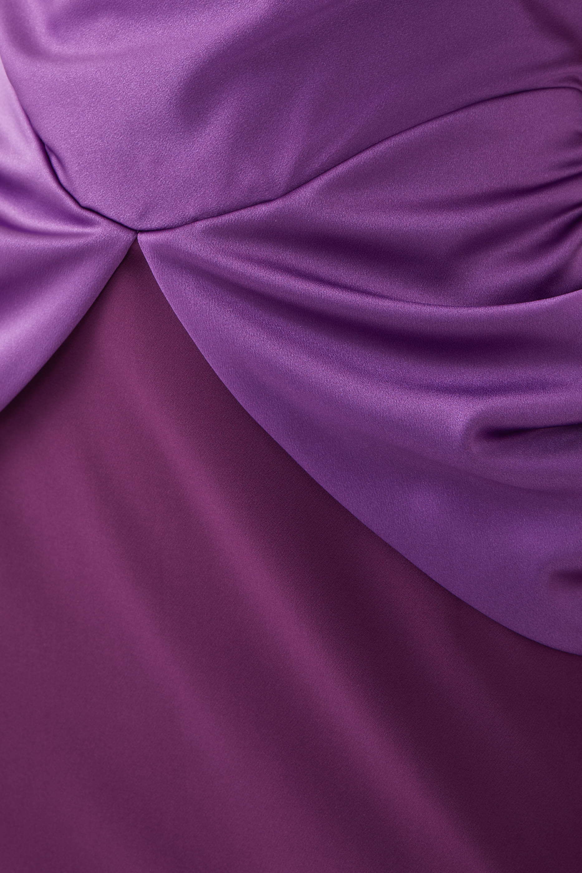 فستان سهرة بأكتاف متساقطة