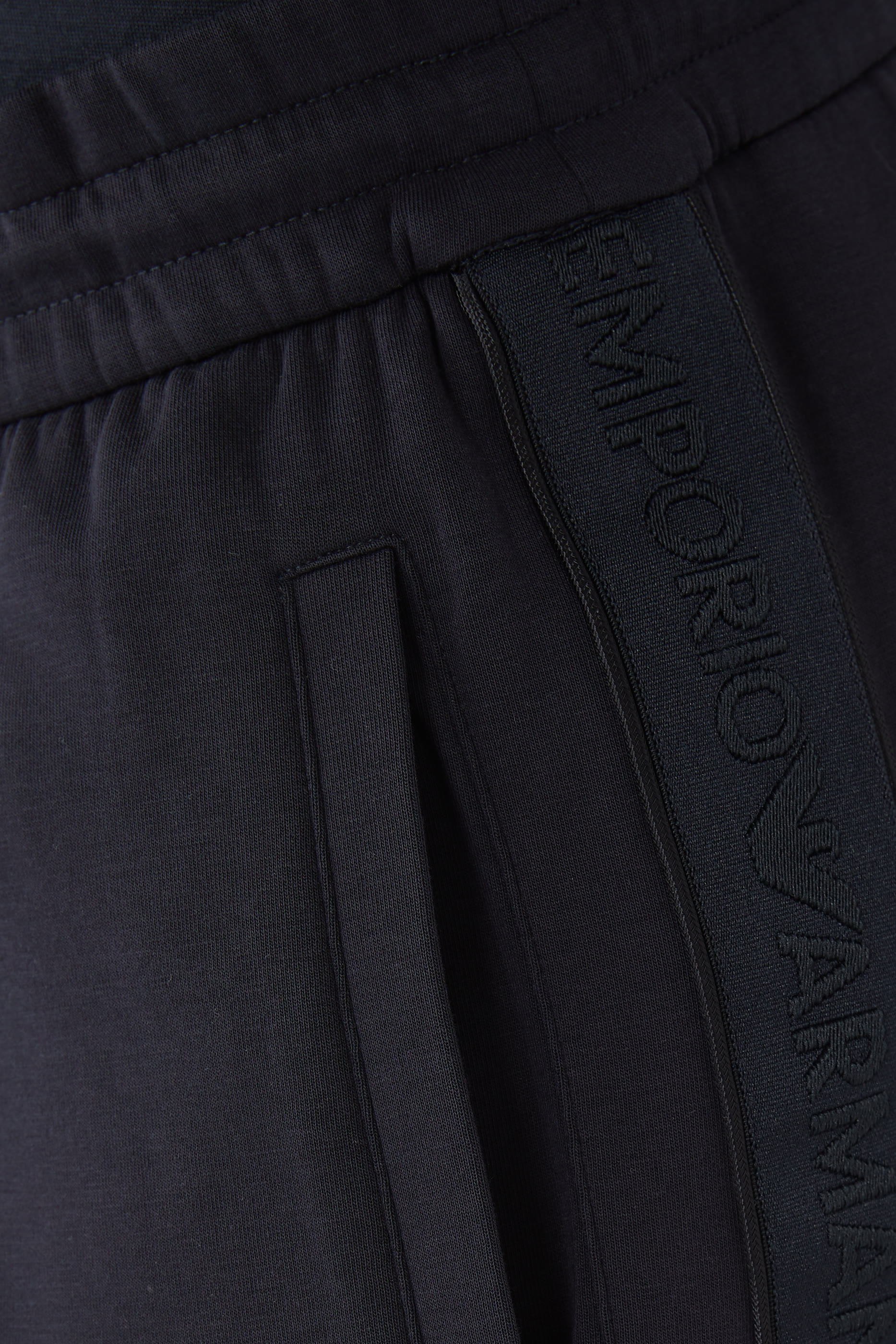 شورت رياضي بشريط شعار الماركة