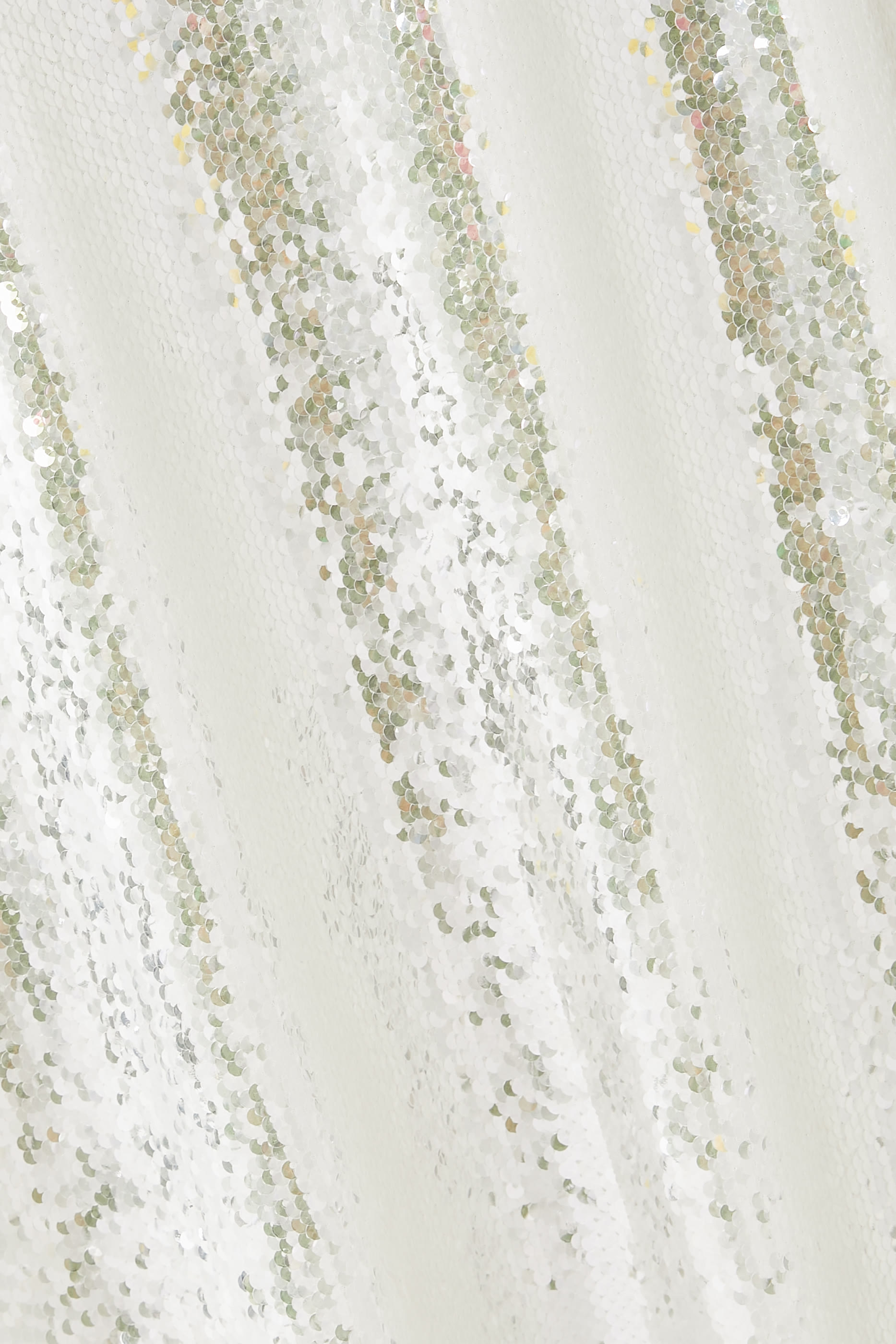 فستان طويل مطرز بترتر