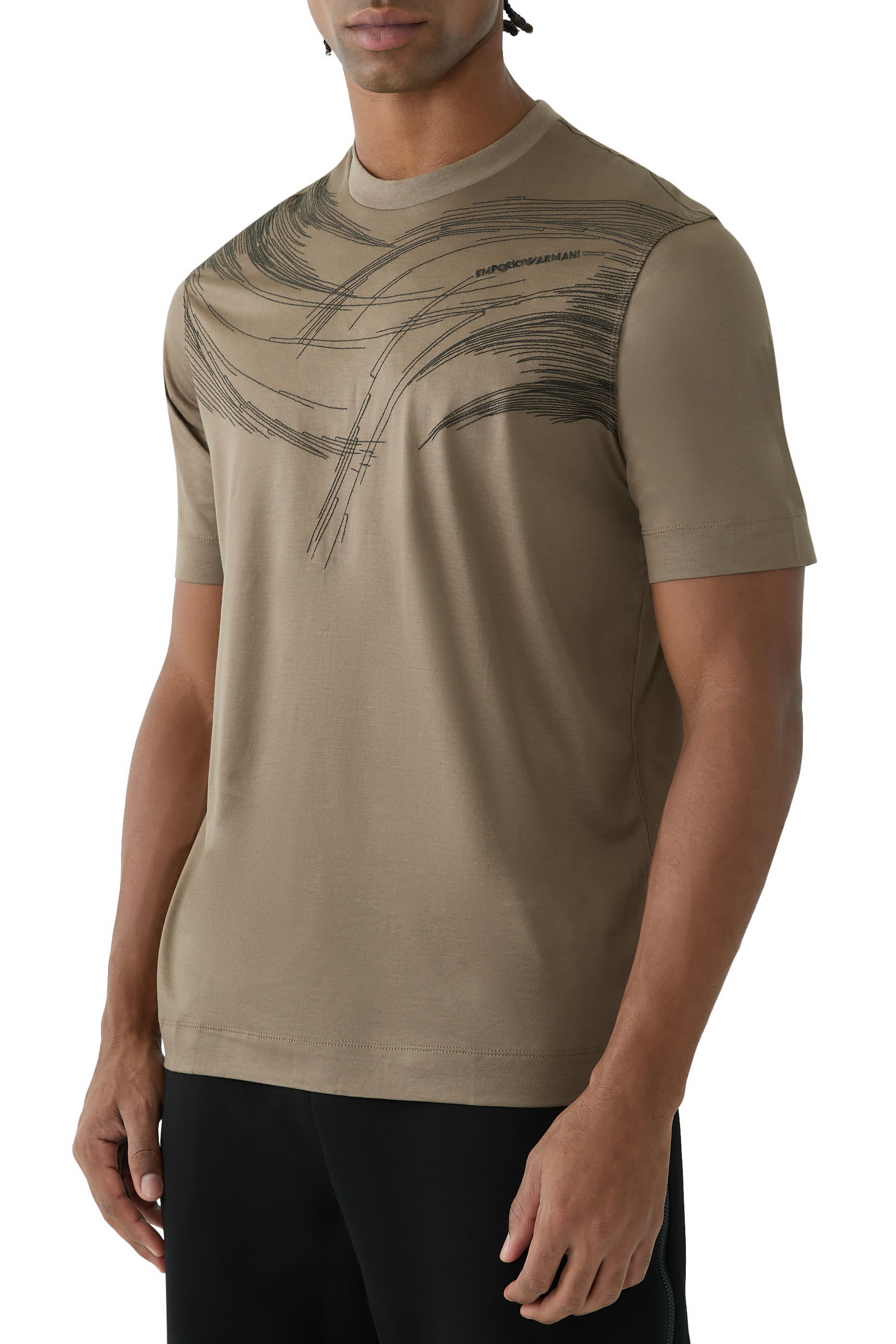 تيشيرت بأكمام قصيرة وشعار الماركة